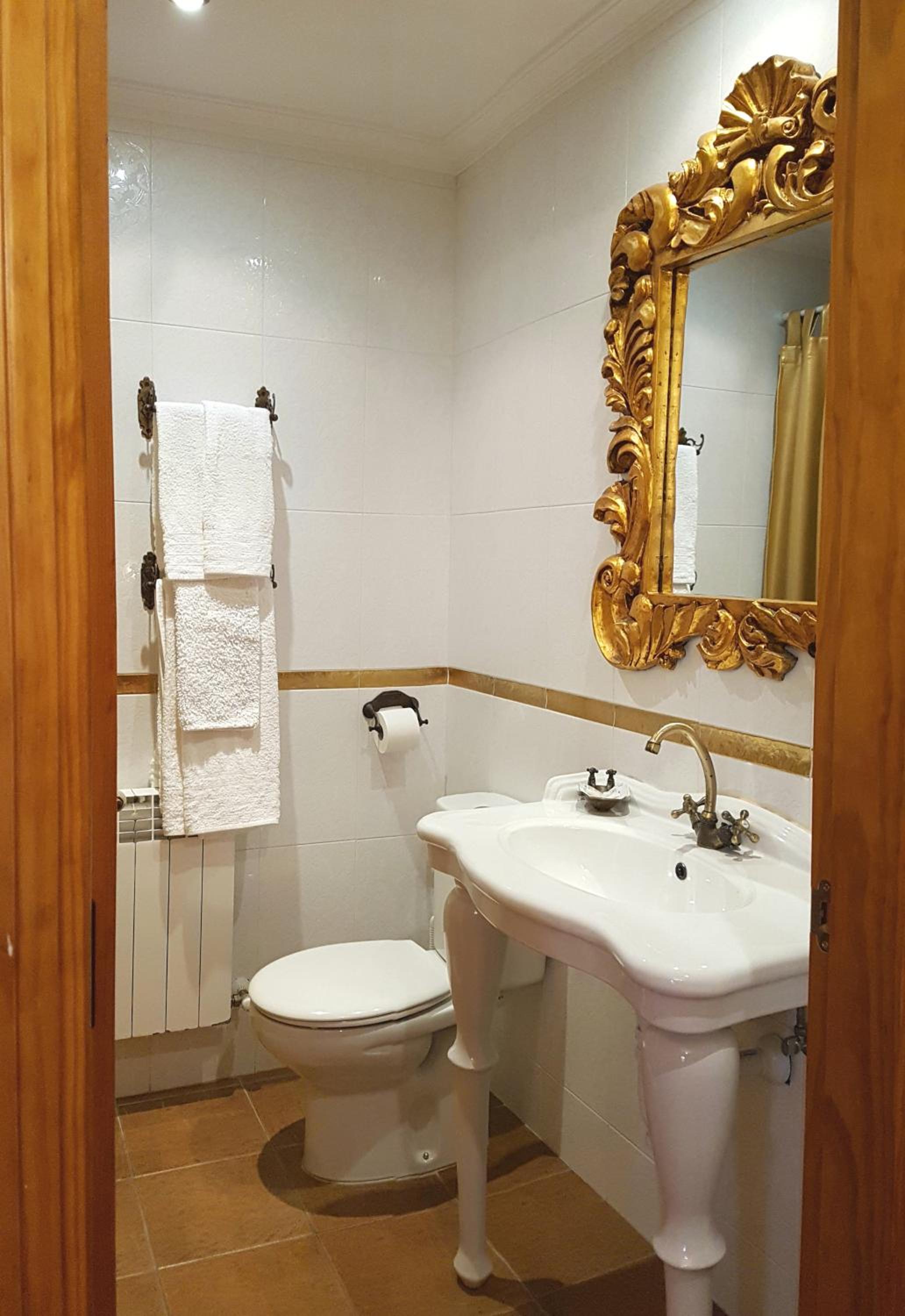 Twin Room with Private Bathroom and View - Photo 45