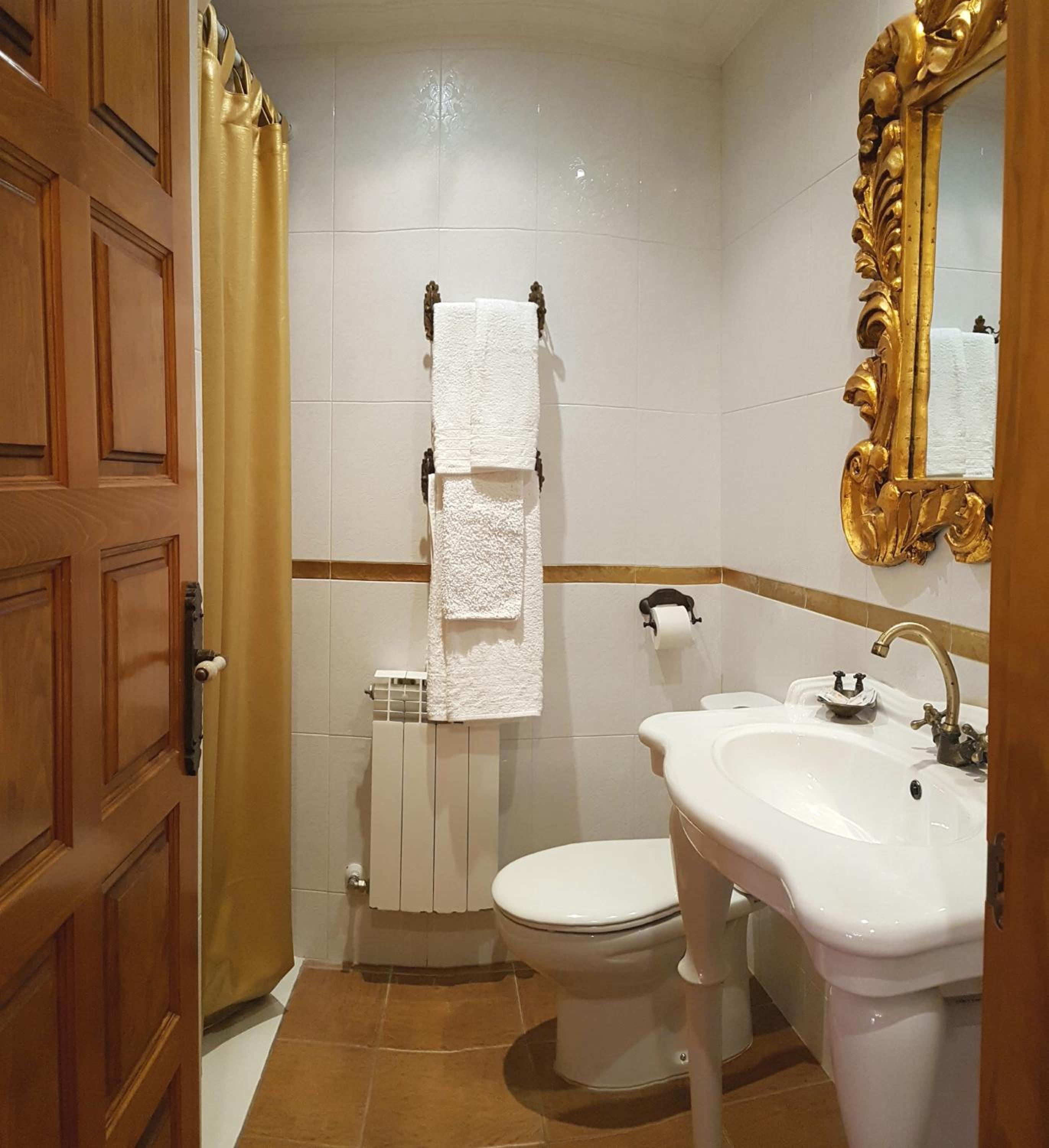 Twin Room with Private Bathroom and View - Photo 27