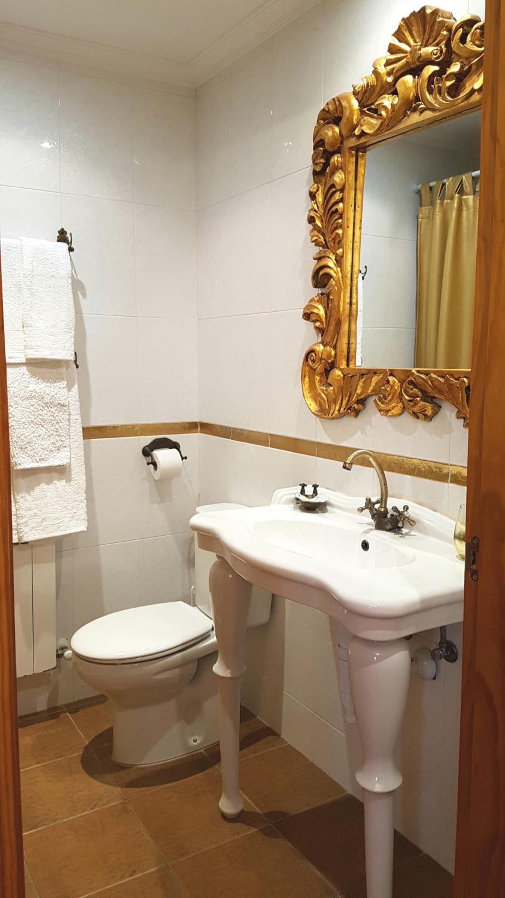 Twin Room with Private Bathroom and View - Photo 26