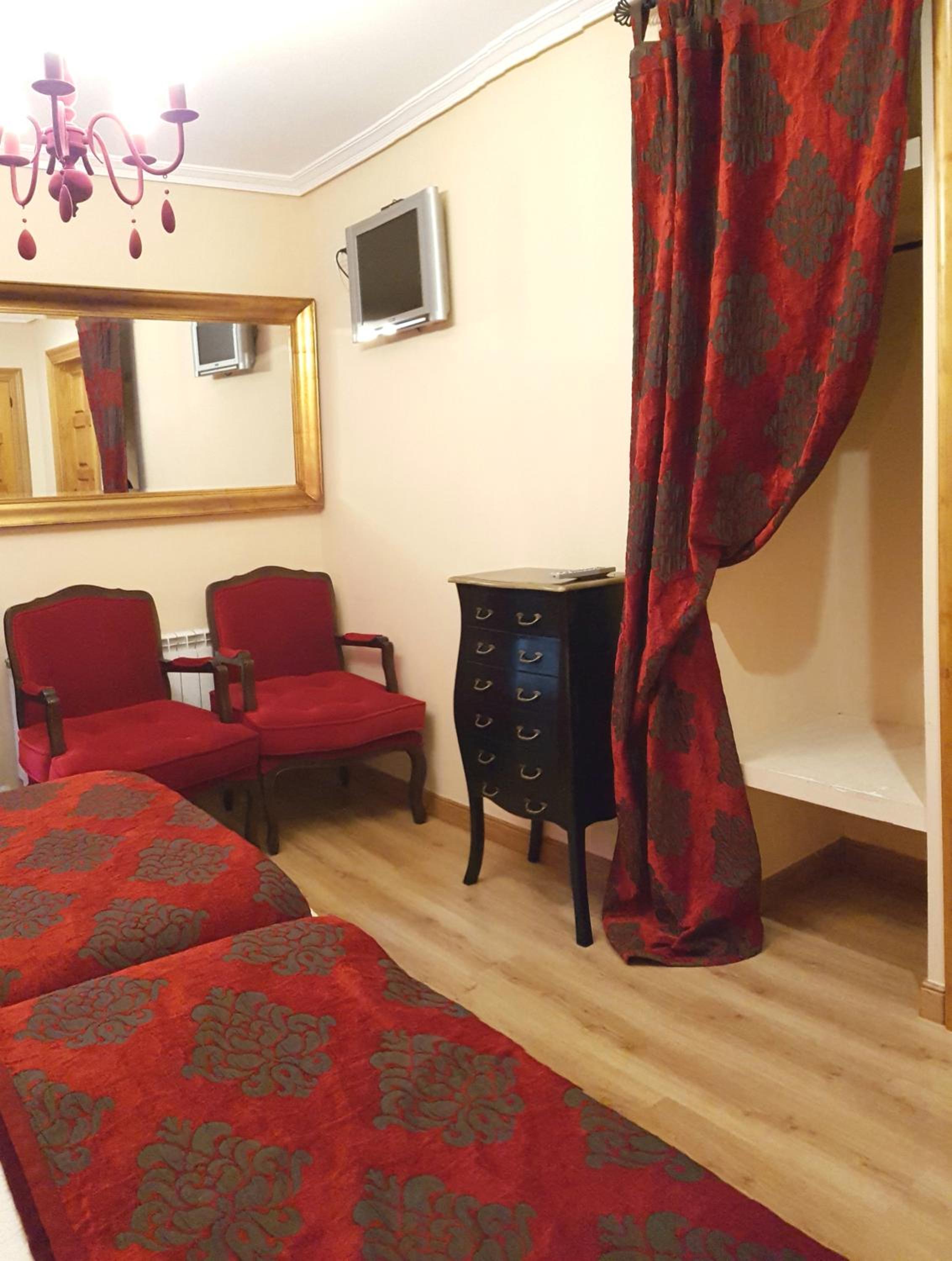 Twin Room with Private Bathroom and Balcony - Photo 50