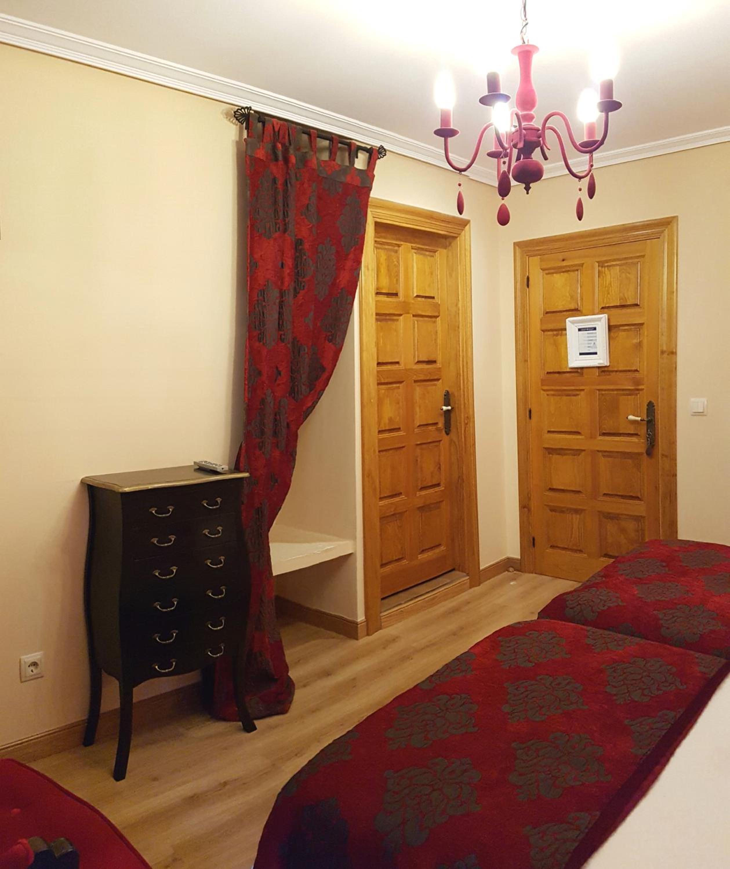 Twin Room with Private Bathroom and Balcony - Photo 3