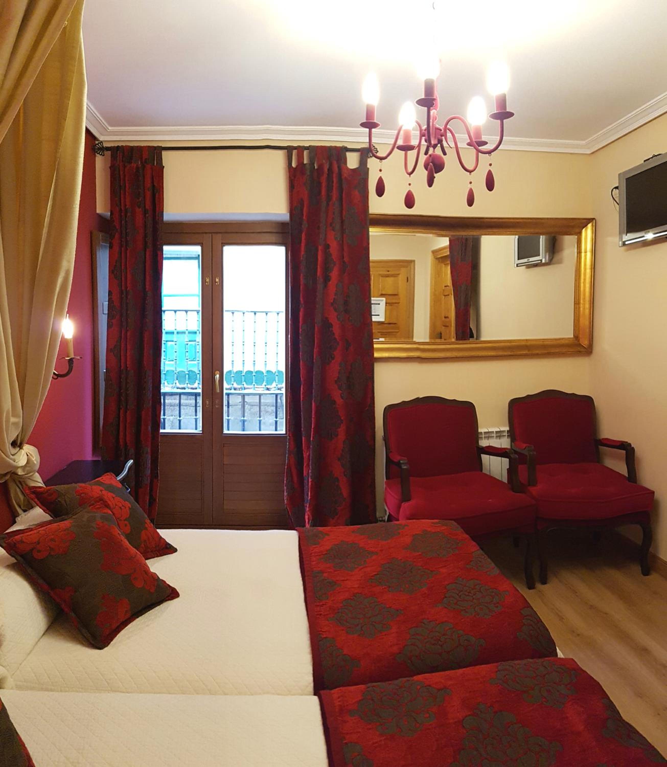 Twin Room with Private Bathroom and Balcony - Photo 9