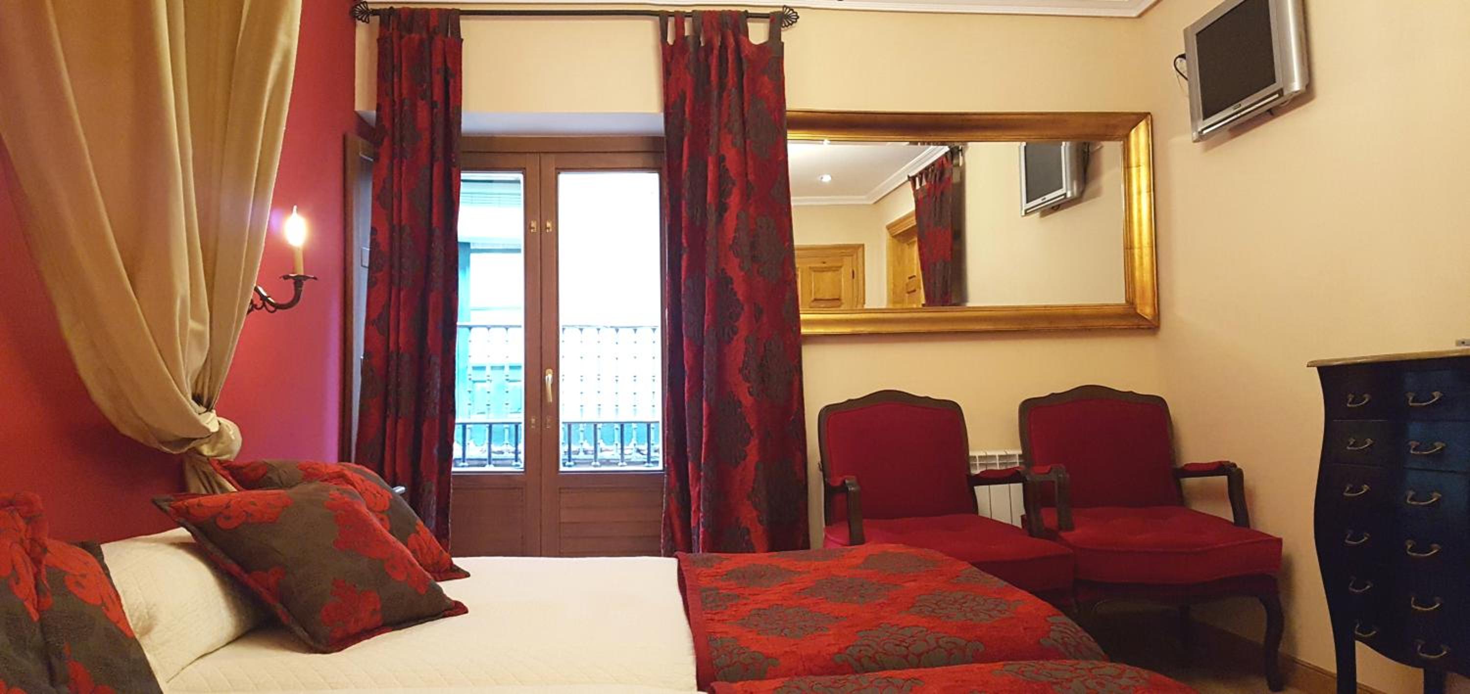 Twin Room with Private Bathroom and Balcony - Photo 8