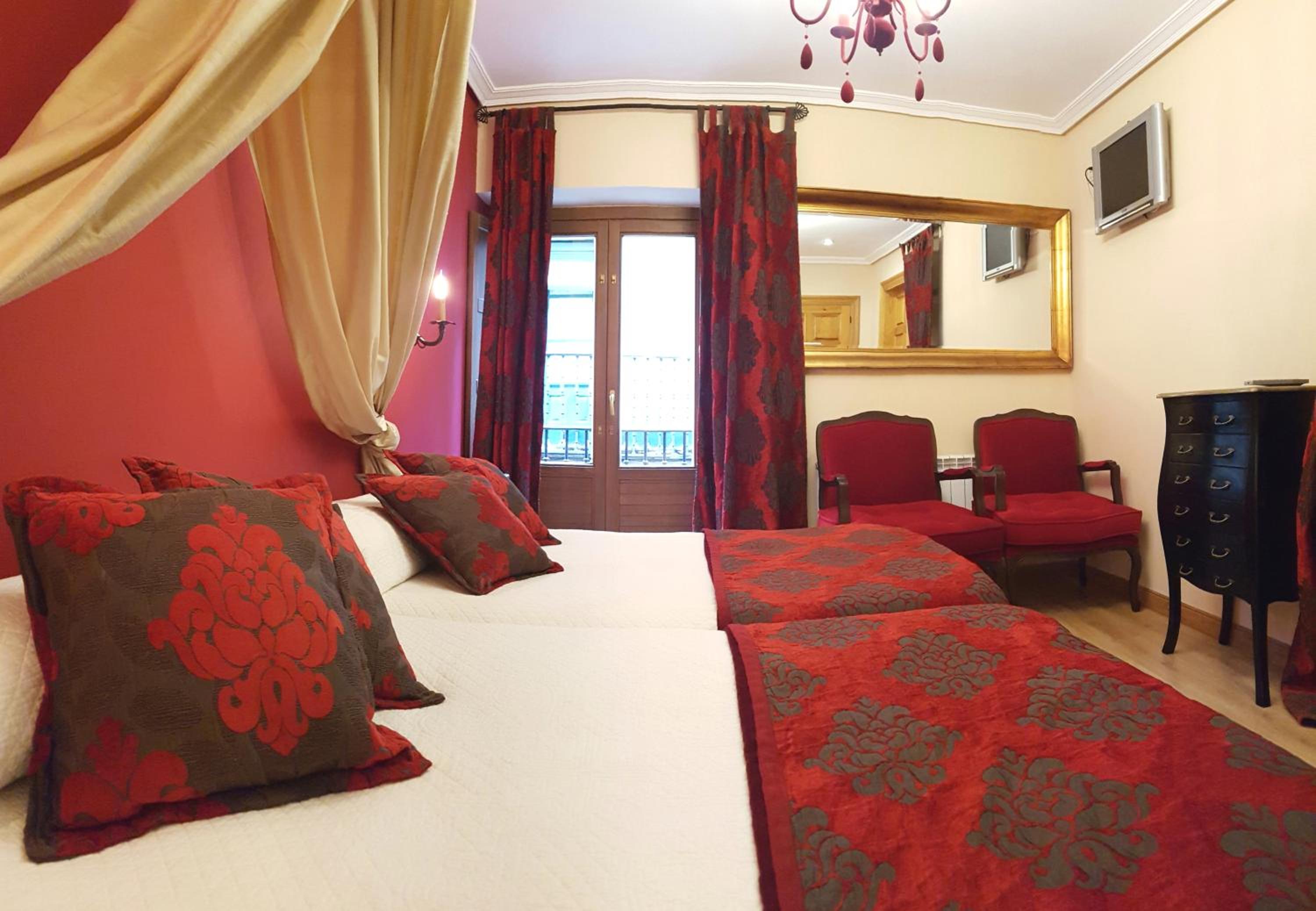 Twin Room with Private Bathroom and Balcony - Photo 10