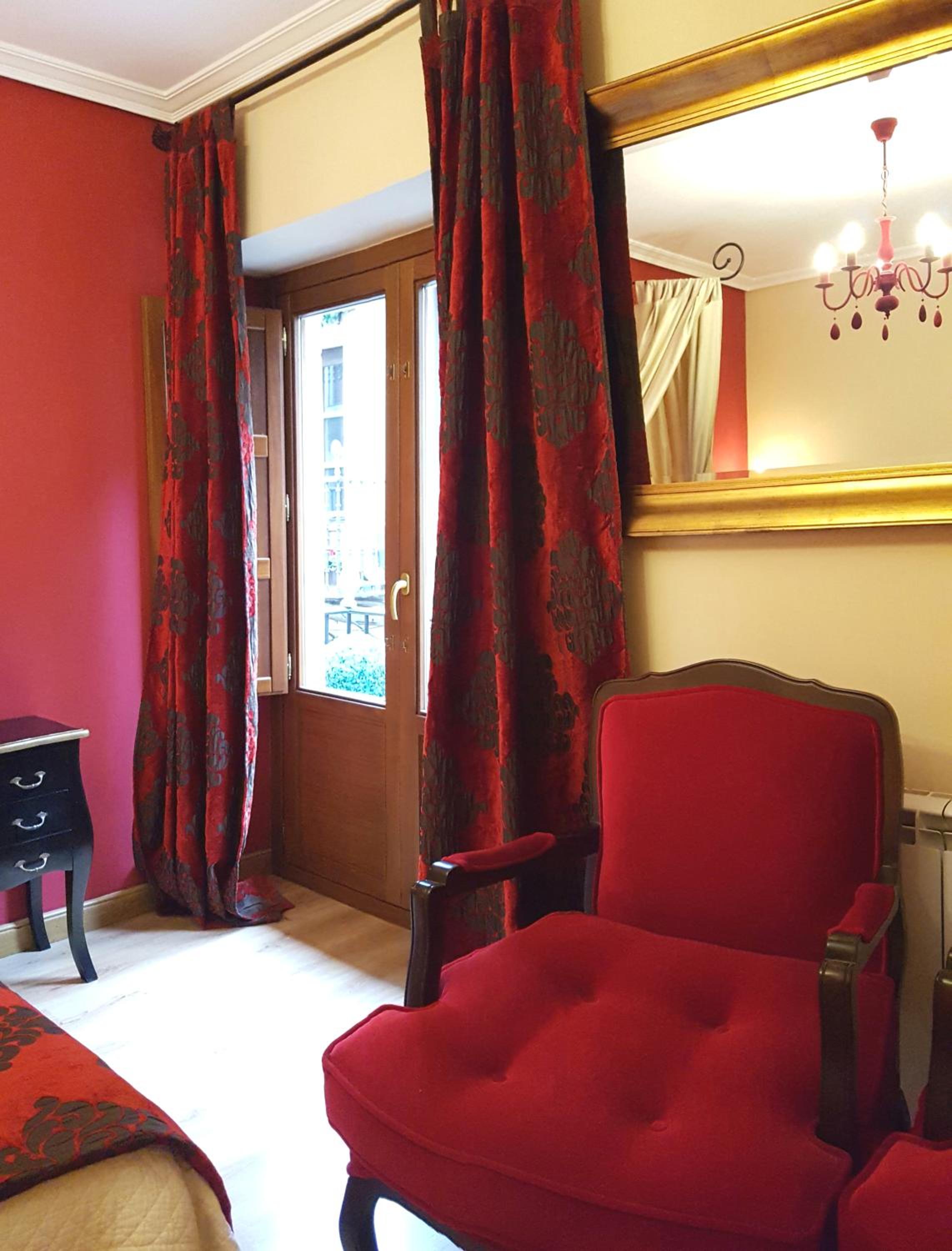 Twin Room with Private Bathroom and Balcony - Photo 11