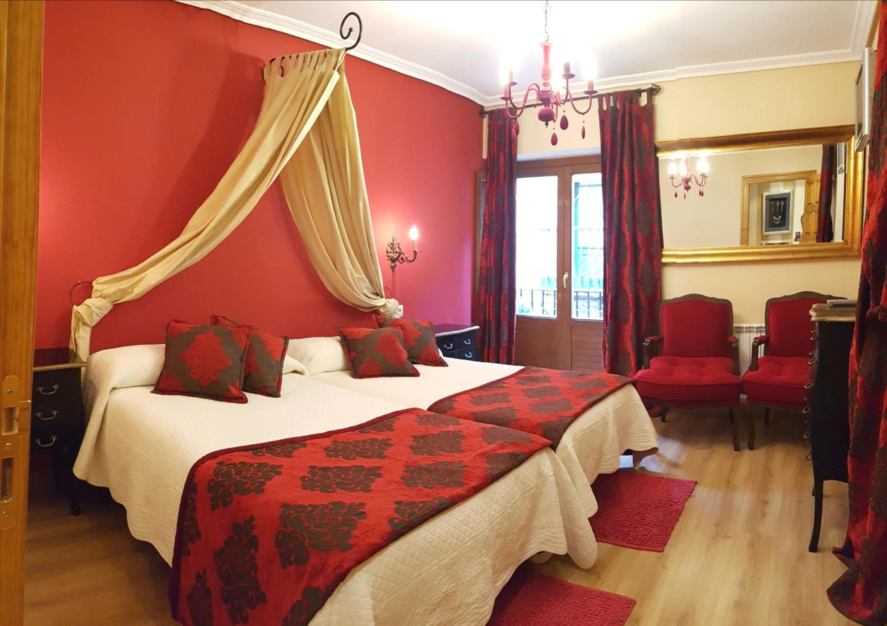 Twin Room with Private Bathroom and Balcony - Photo 6