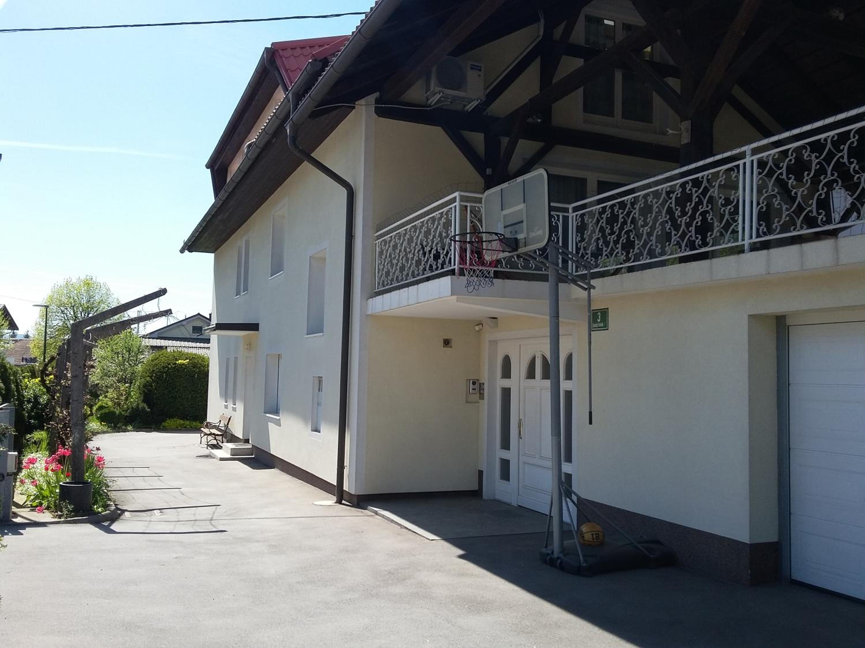 Apartment with Balcony - Photo 2