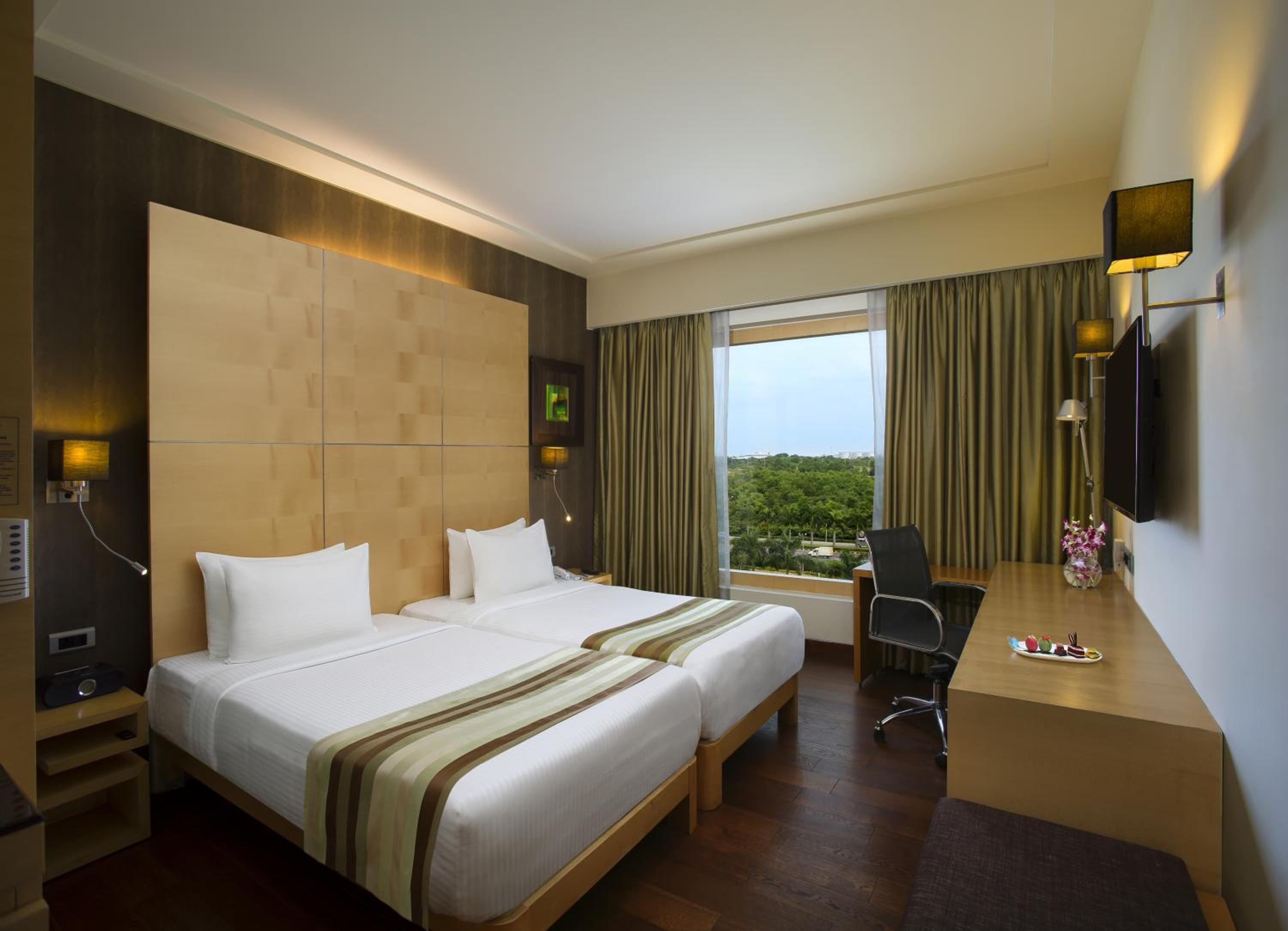 Premier Twin Beds with Lounge Access - Happy Hours 6:30 PM to 8:30 PM - Photo 4