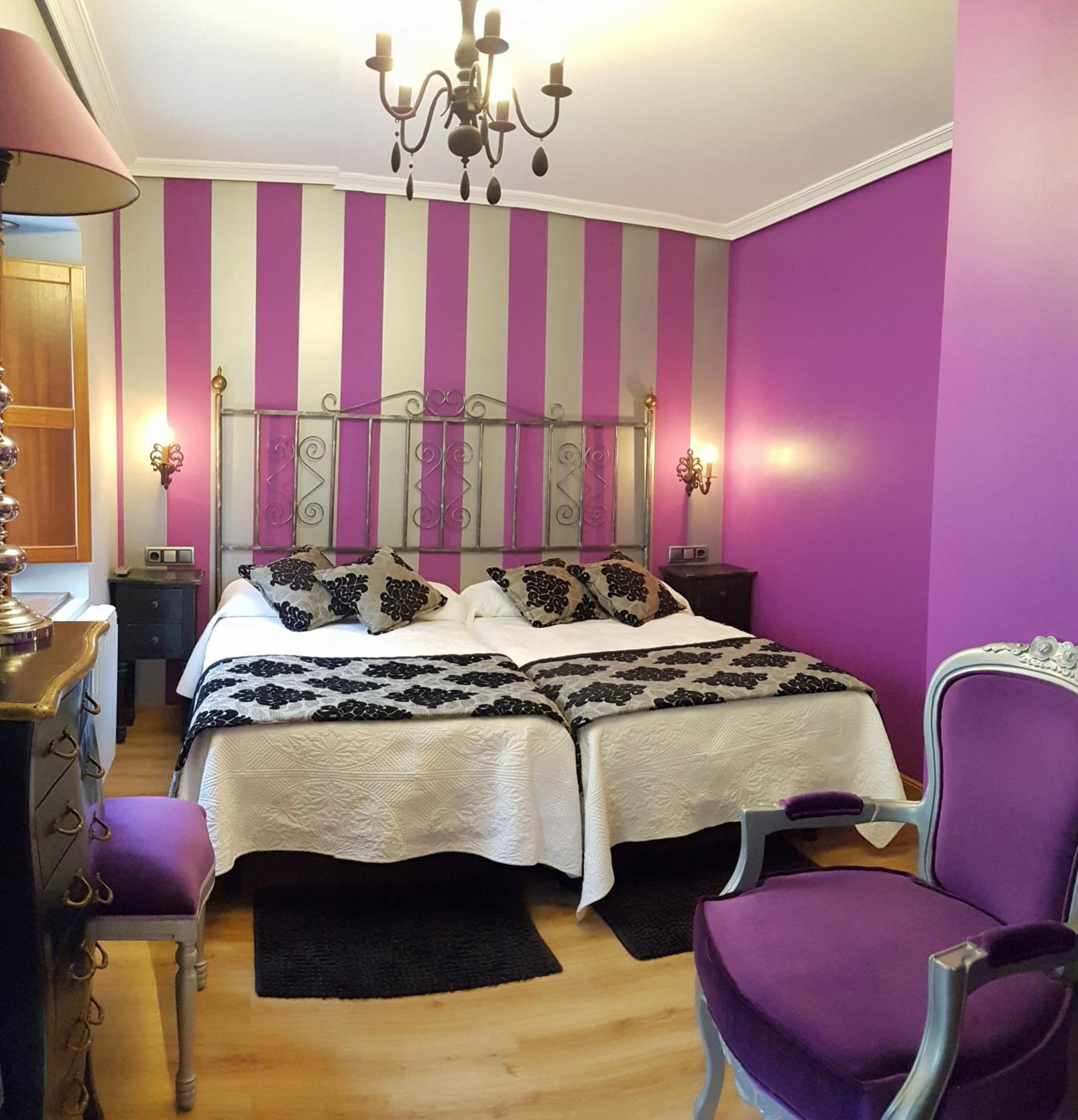 Triple Room with Private Bathroom and Balcony - Photo 12