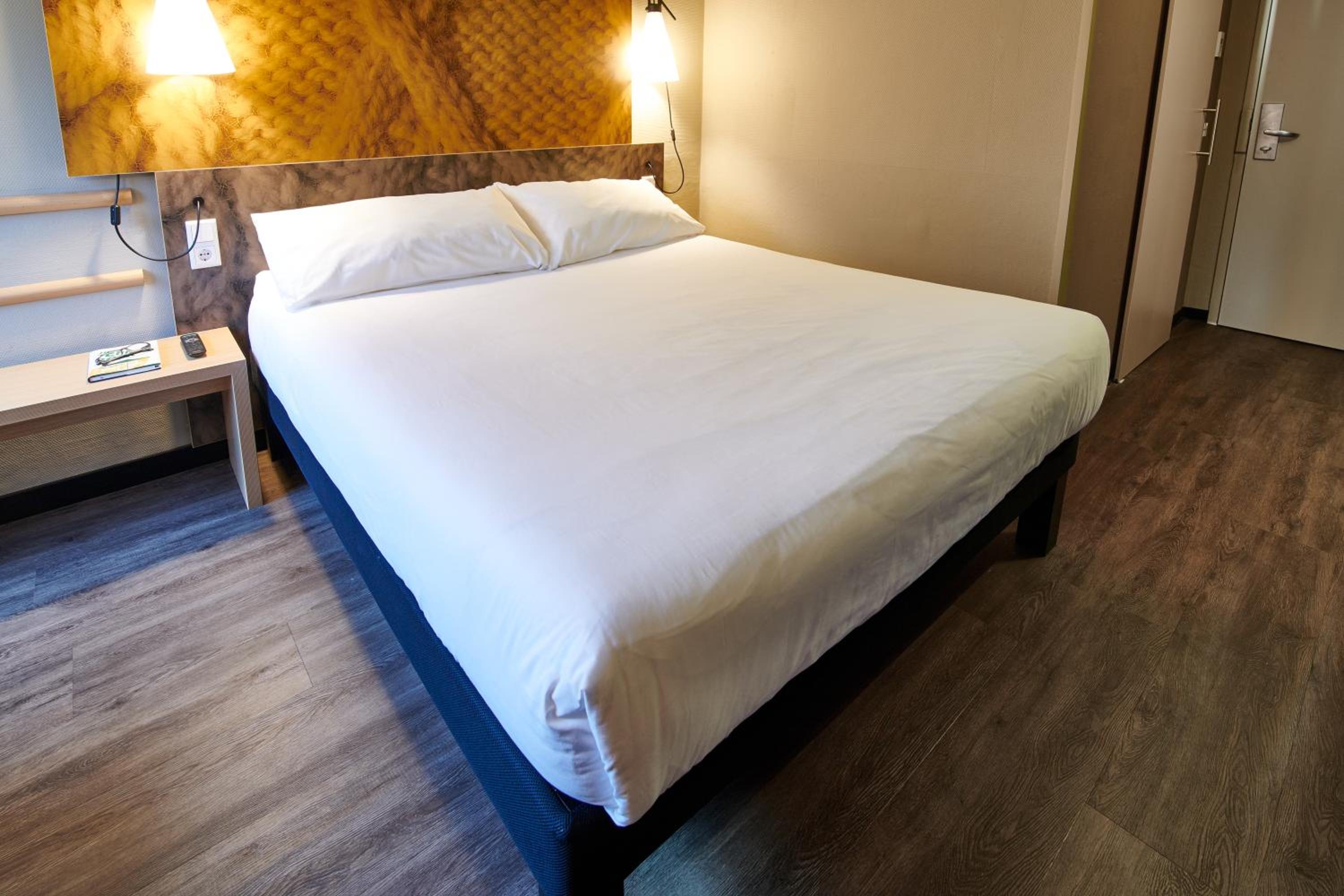 Standard Room with One Double Bed - Photo 1