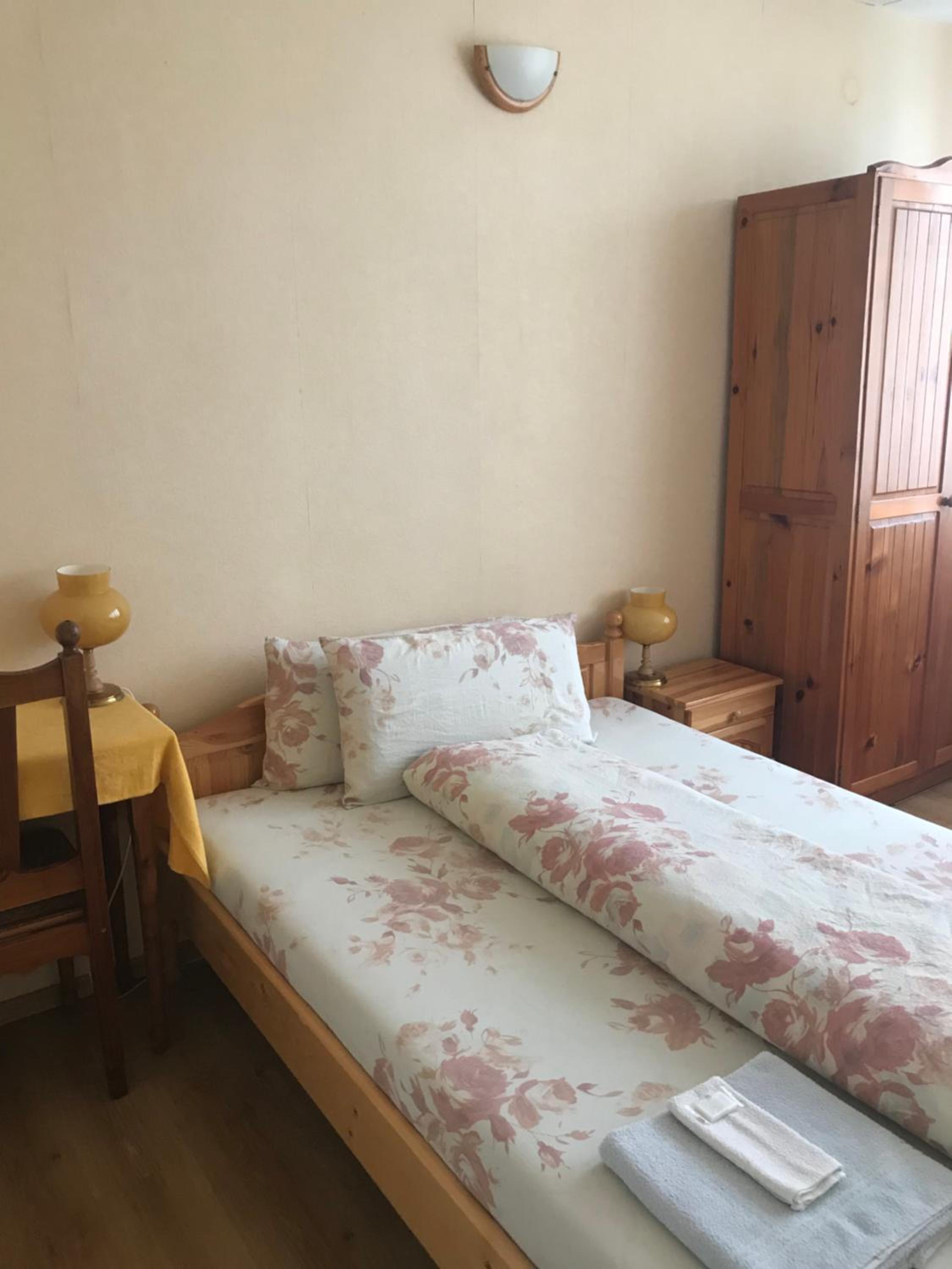 Large Double Room - Photo 6