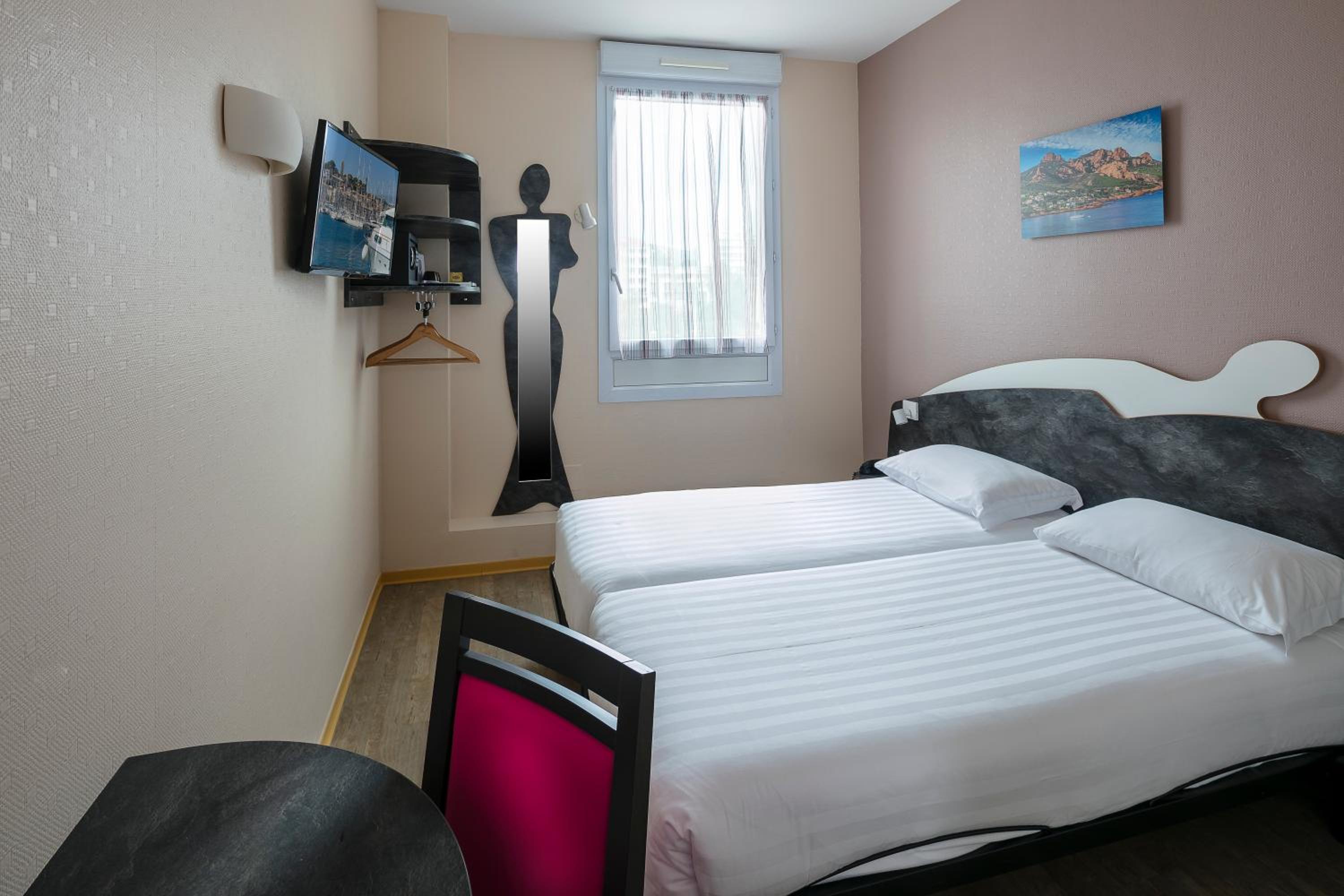 Standard Twin Room - Photo 5
