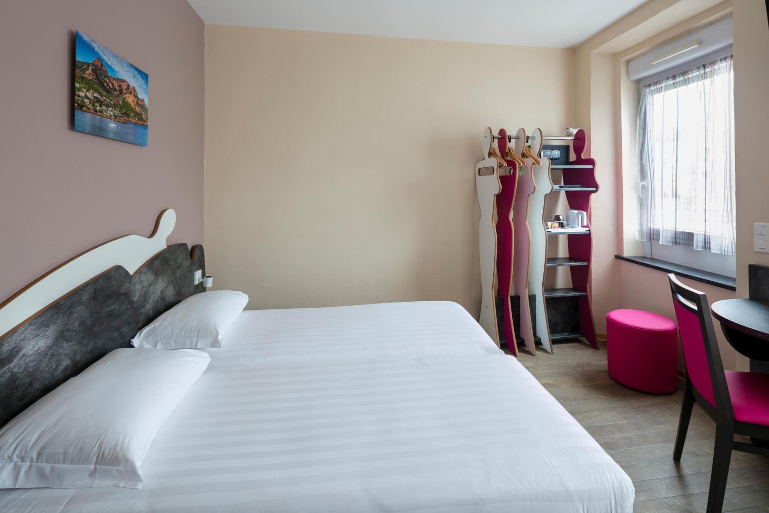 Standard Twin Room - Photo 1