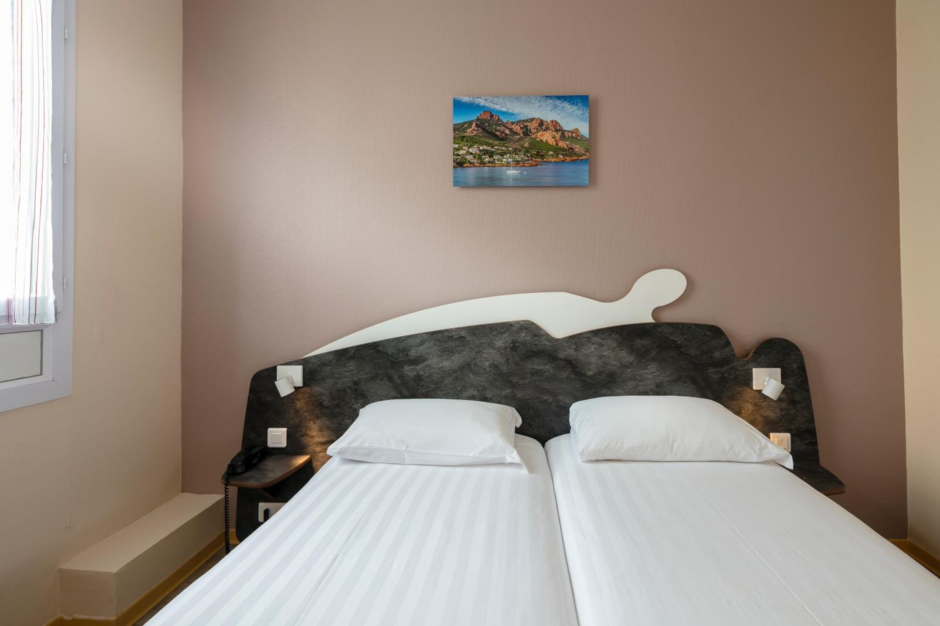 Standard Twin Room - Photo 9