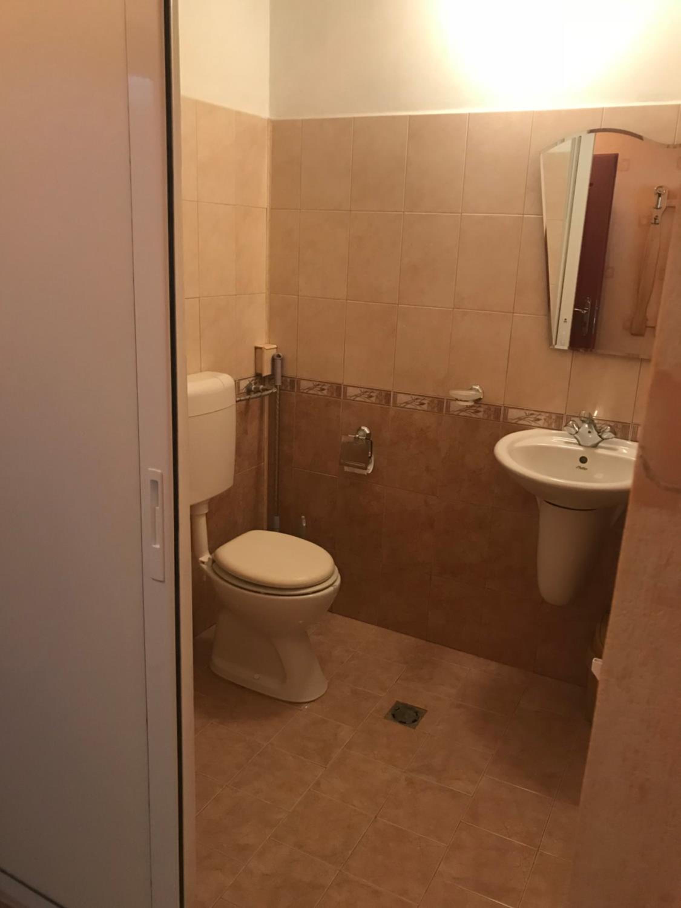 Large Double Room - Photo 3