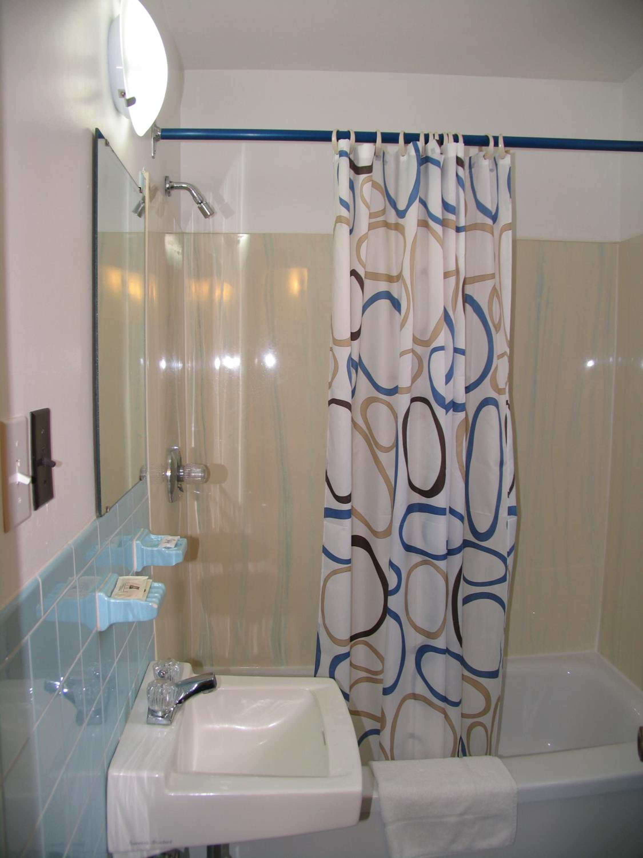 Queen Room with Two Queen Beds - Photo 5