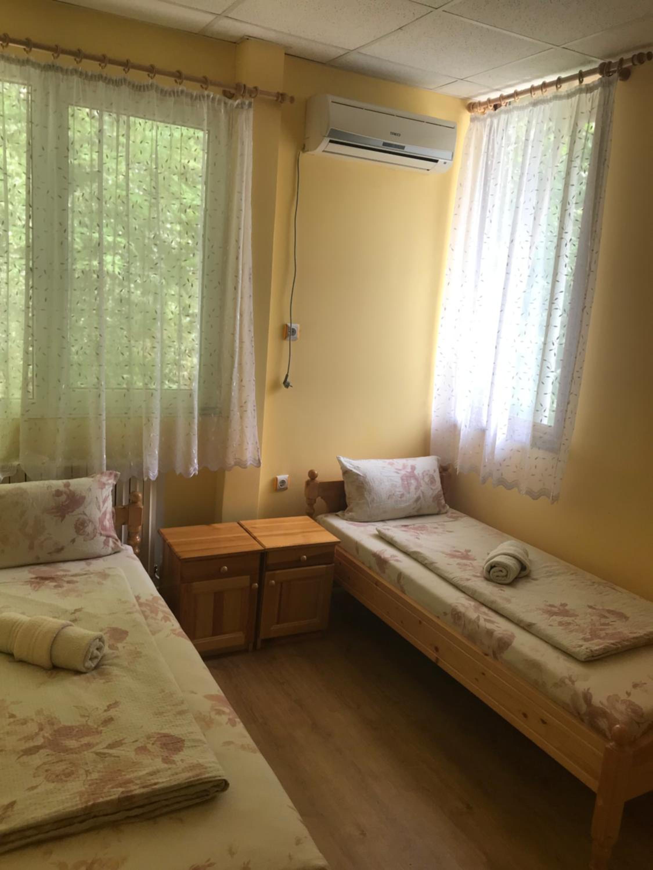 Large Twin Room - Photo 7