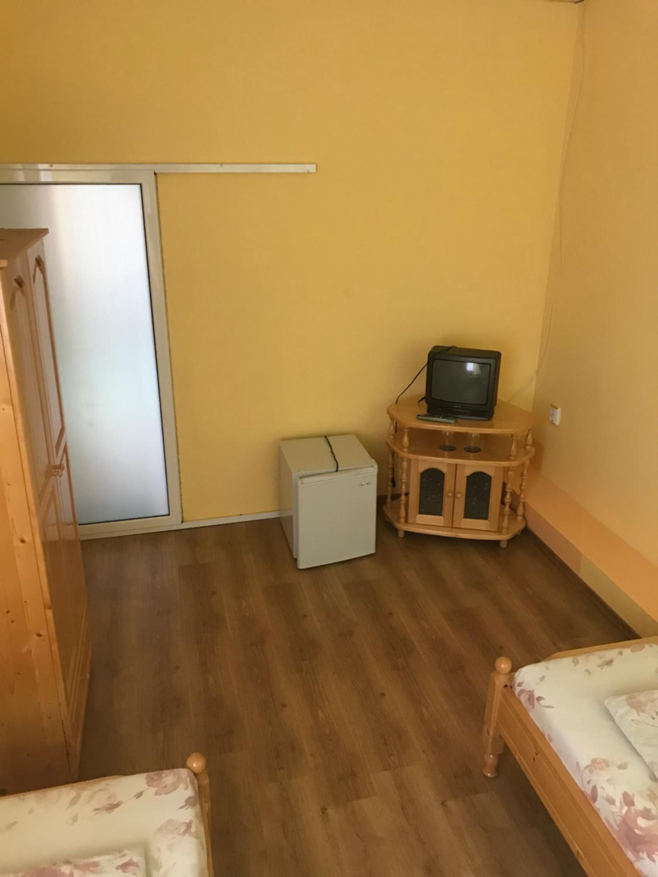 Large Twin Room - Photo 2