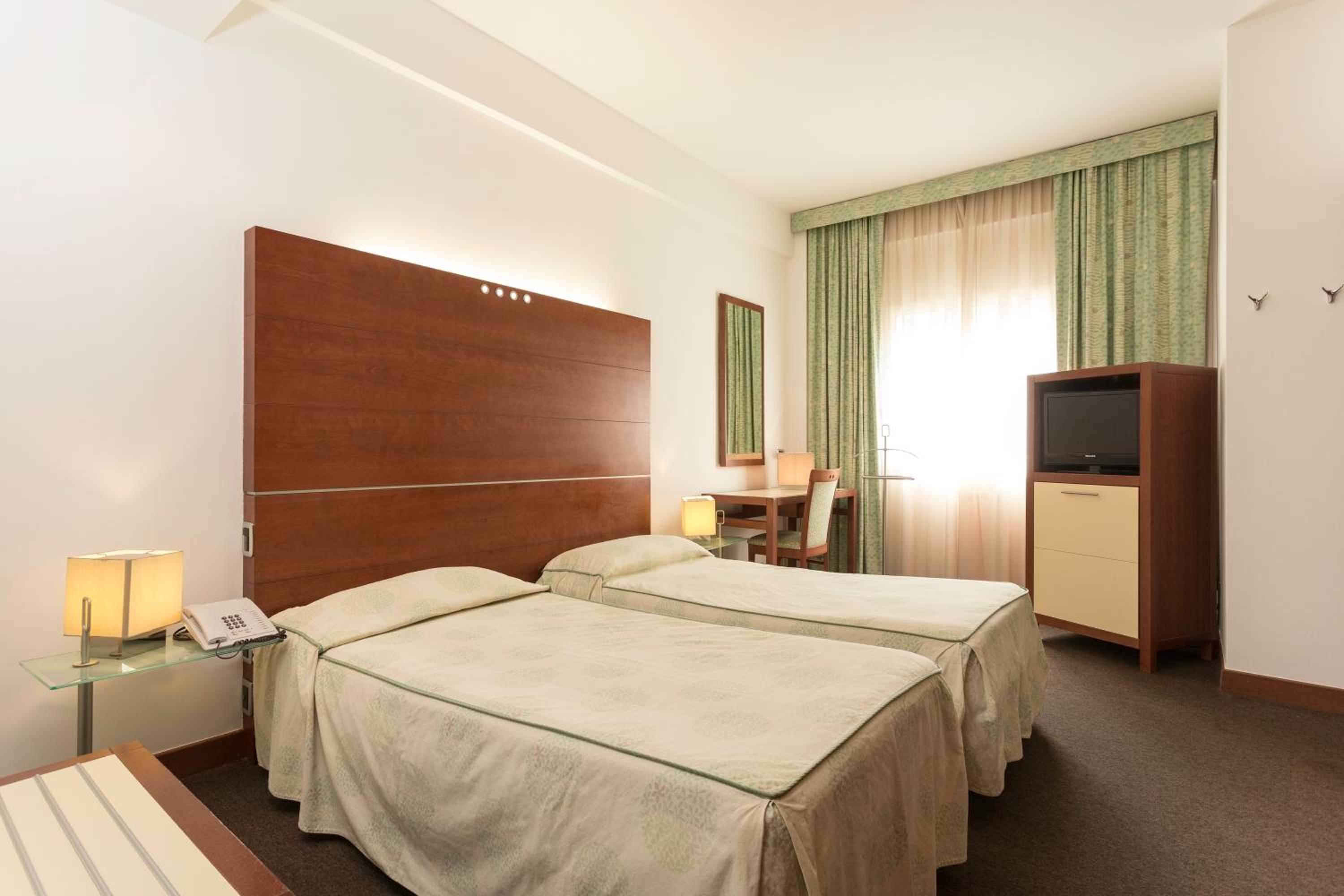 Twin Room - Photo 3