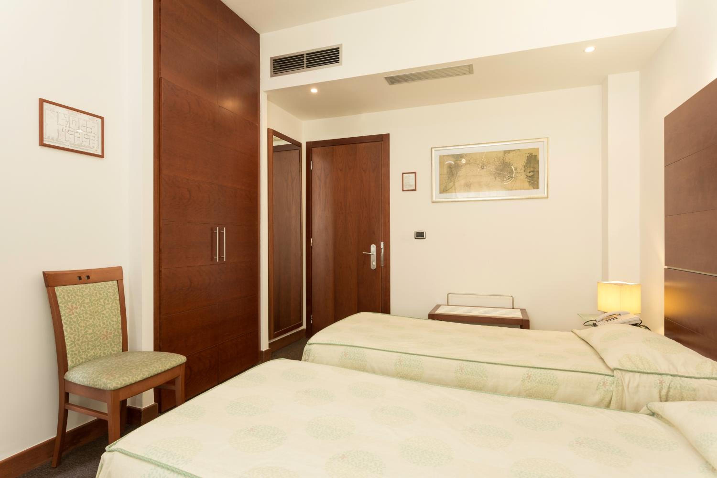 Twin Room - Photo 1