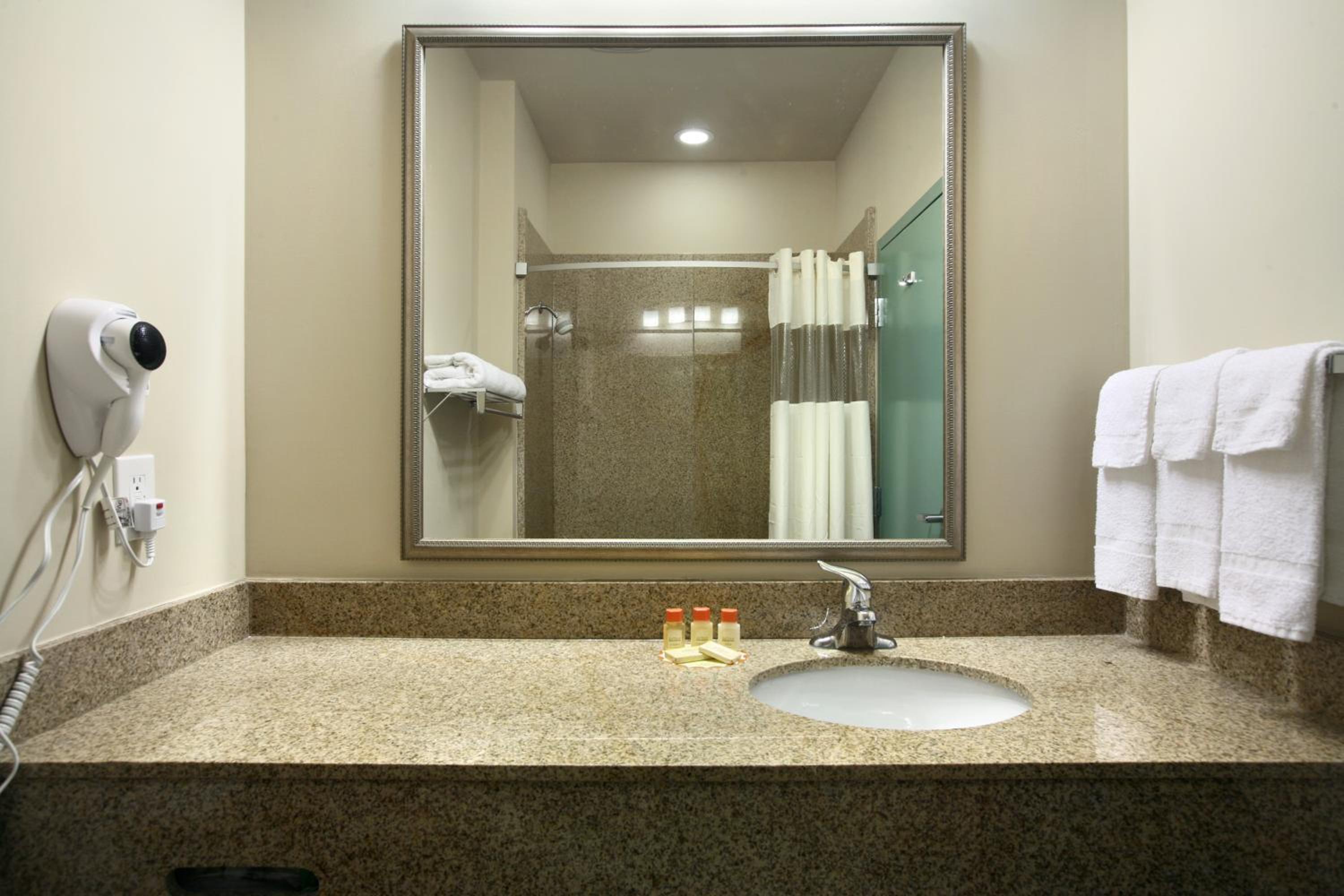 King Room - Mobility Access/Non-Smoking - Photo 3