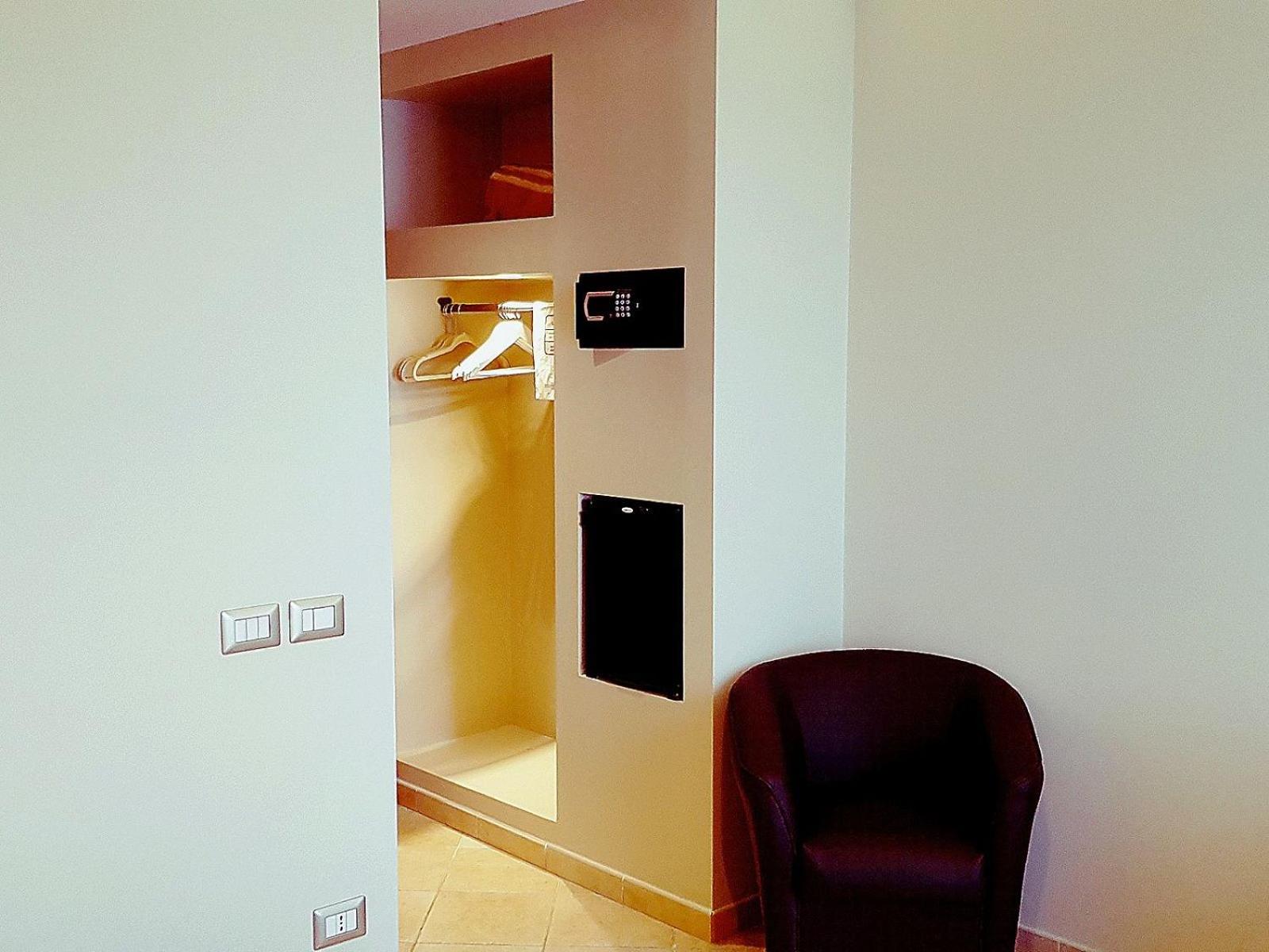 Double Room with Balcony and Sea View - Photo 4