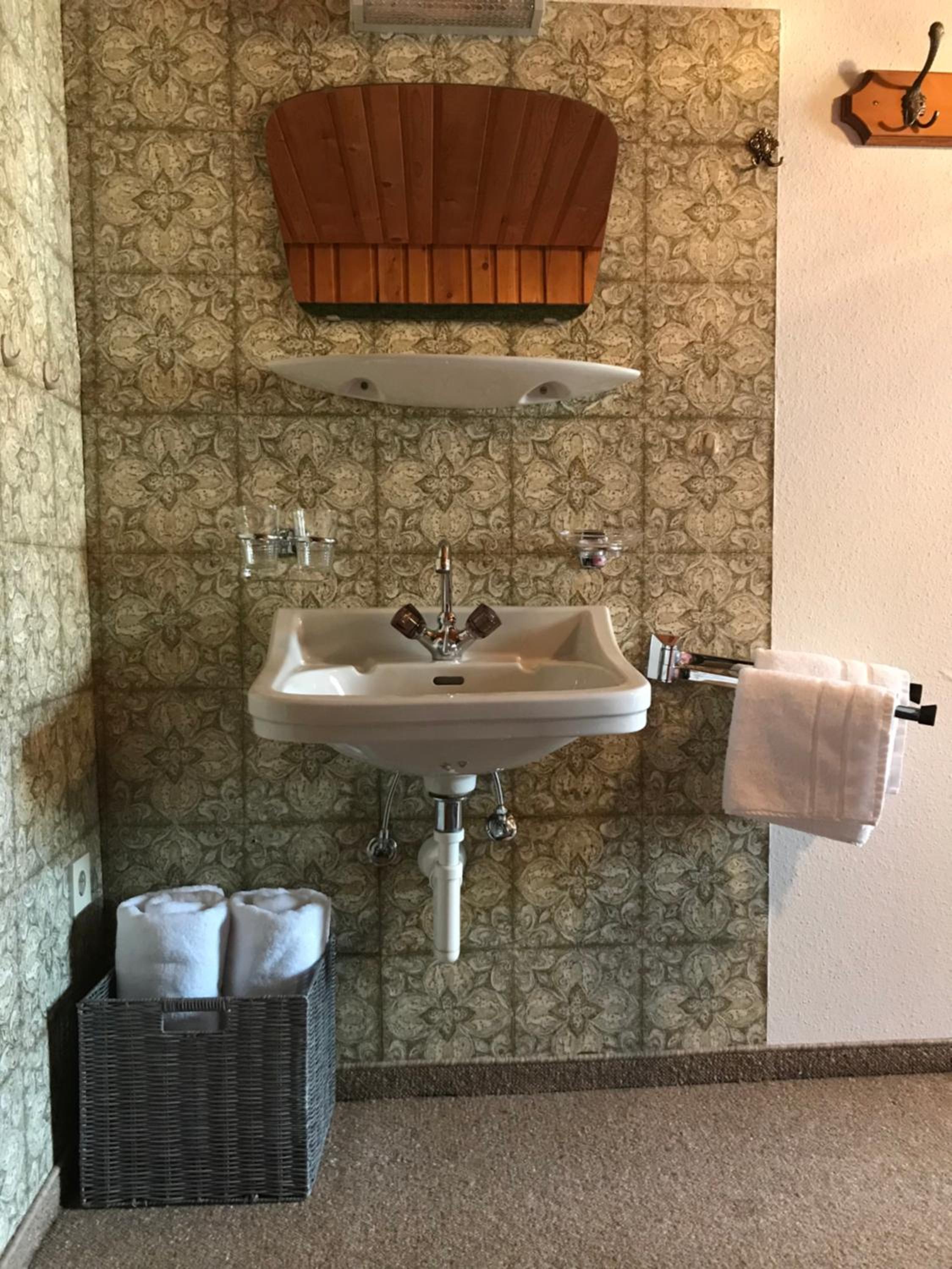 Double Room with Shared Shower and Toilet photo 3