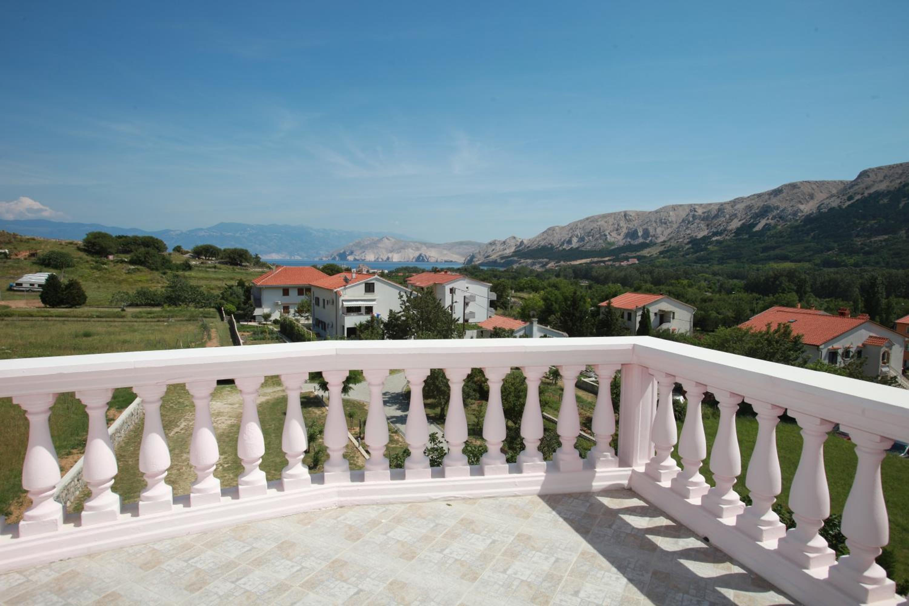 One-Bedroom Apartment with Balcony photo 2