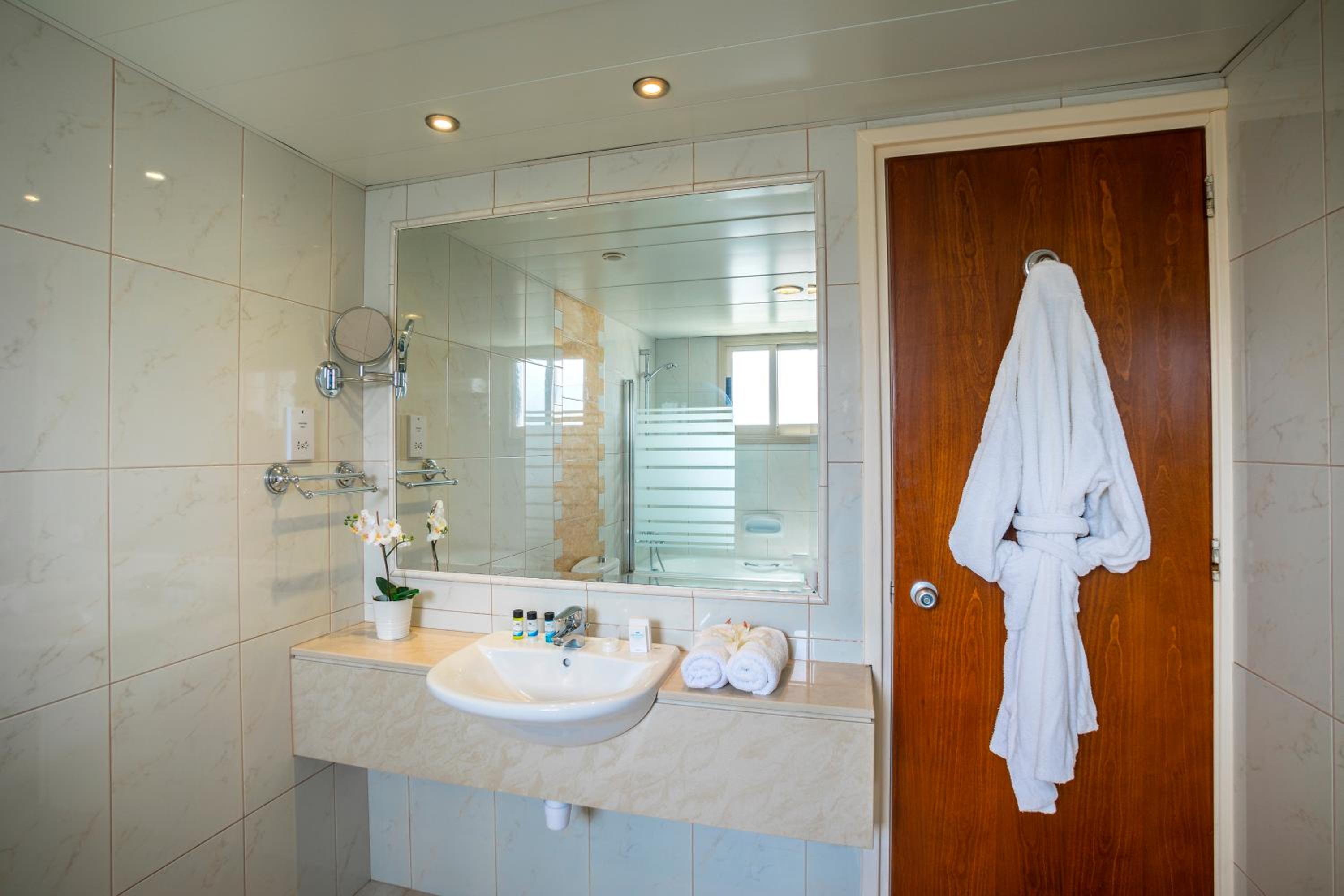 Standard Double or Twin Room with Inland View - Photo 2