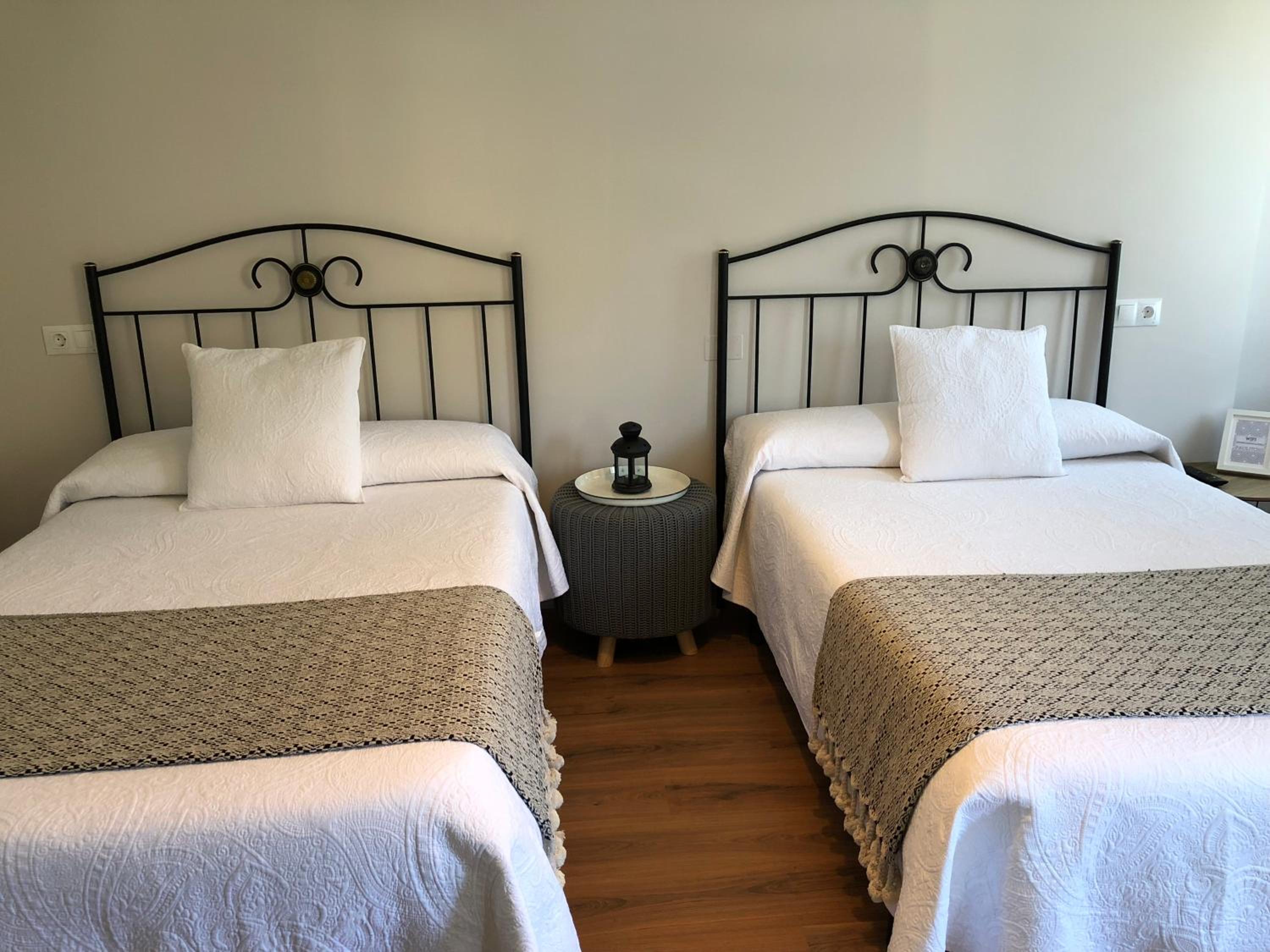 Double Room with Two Double Beds - Photo 2
