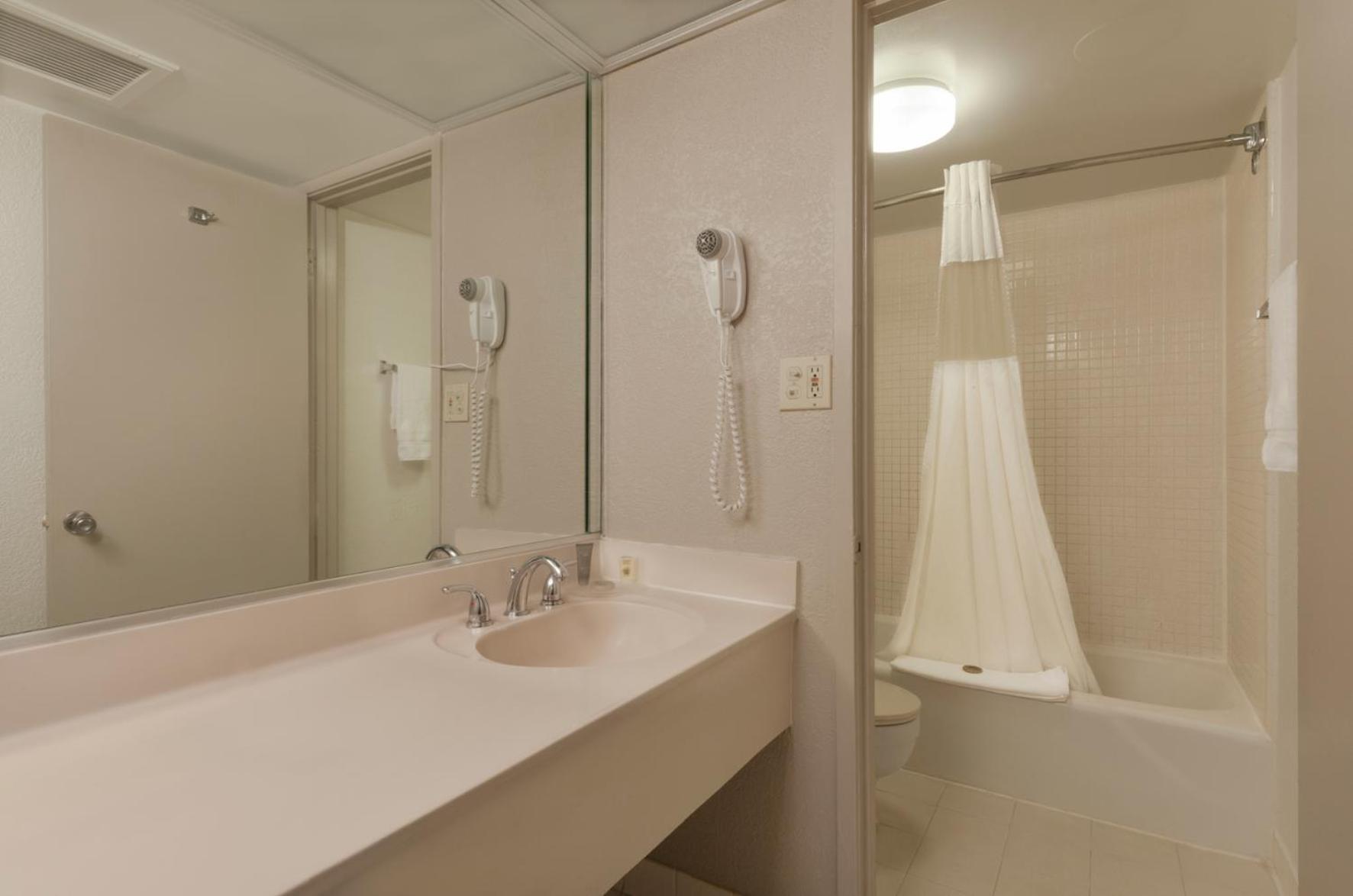 Standard 2 Queen Beds Accessible Inn Room photo 2