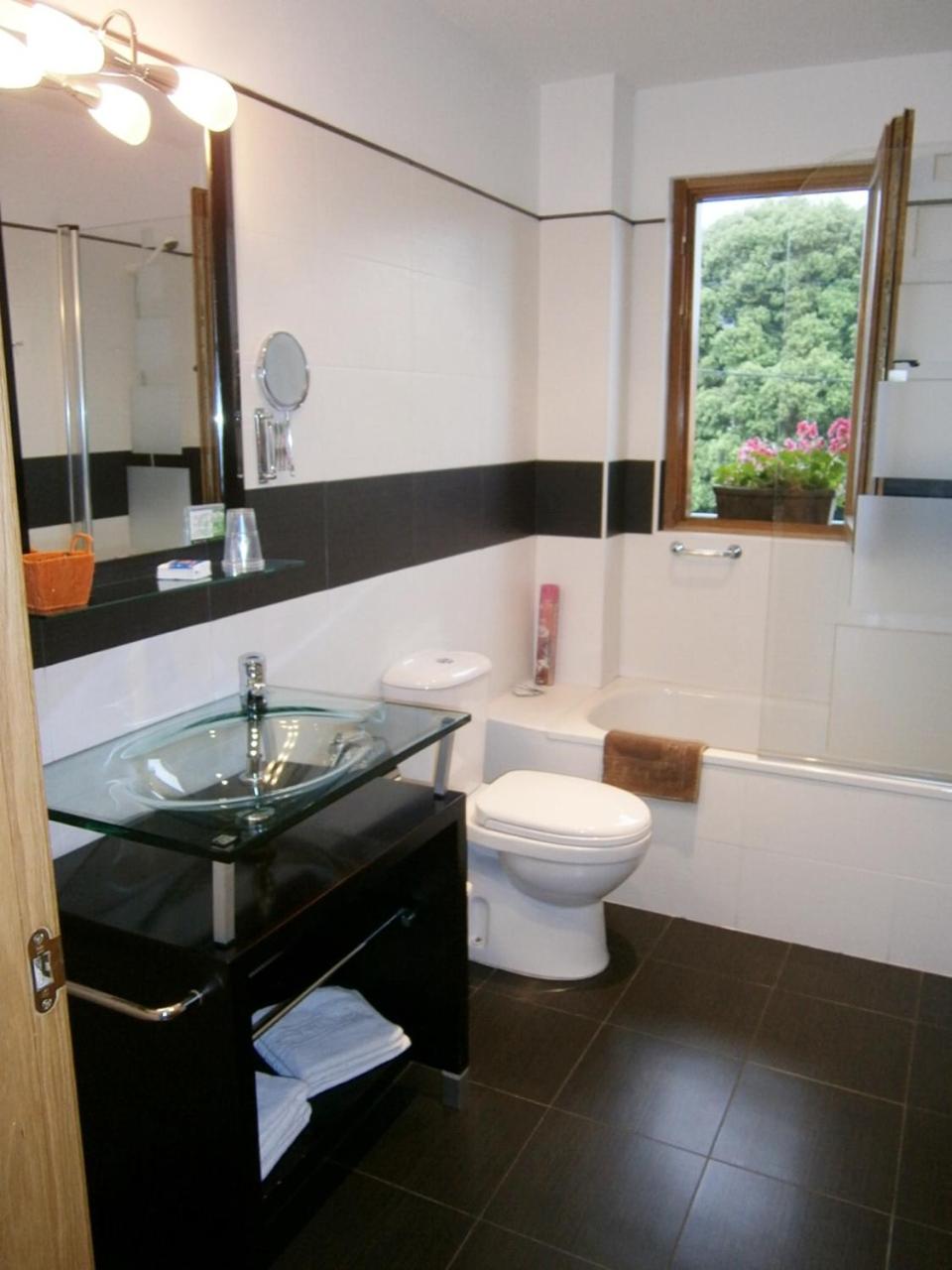 Standard Twin Room with Sofa - Photo 17