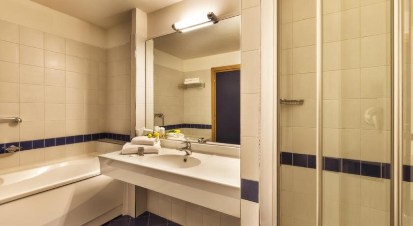 Triple Room (2 Adults + 1 Child) photo 2