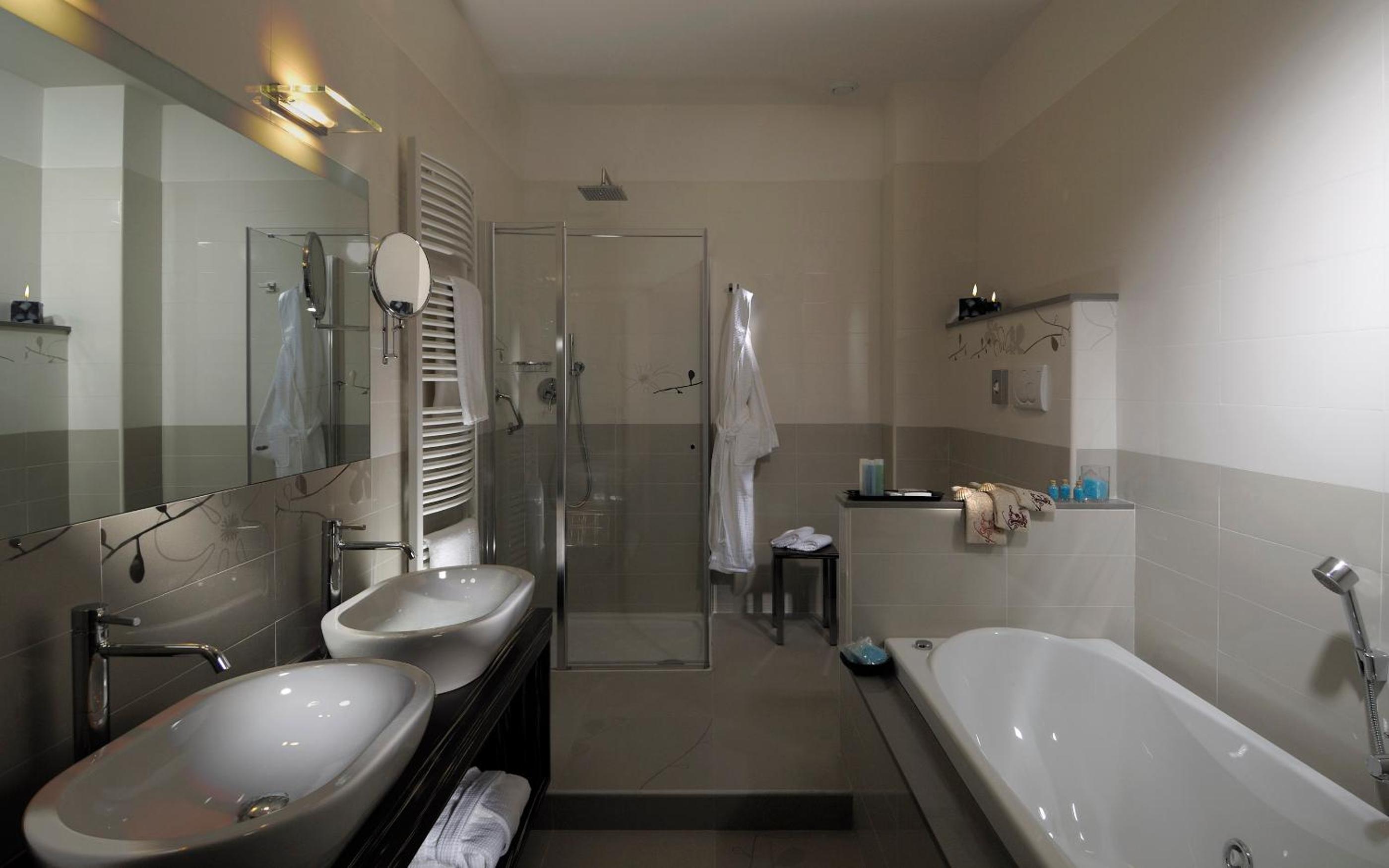 Junior Suite with Spa Access - Photo 7