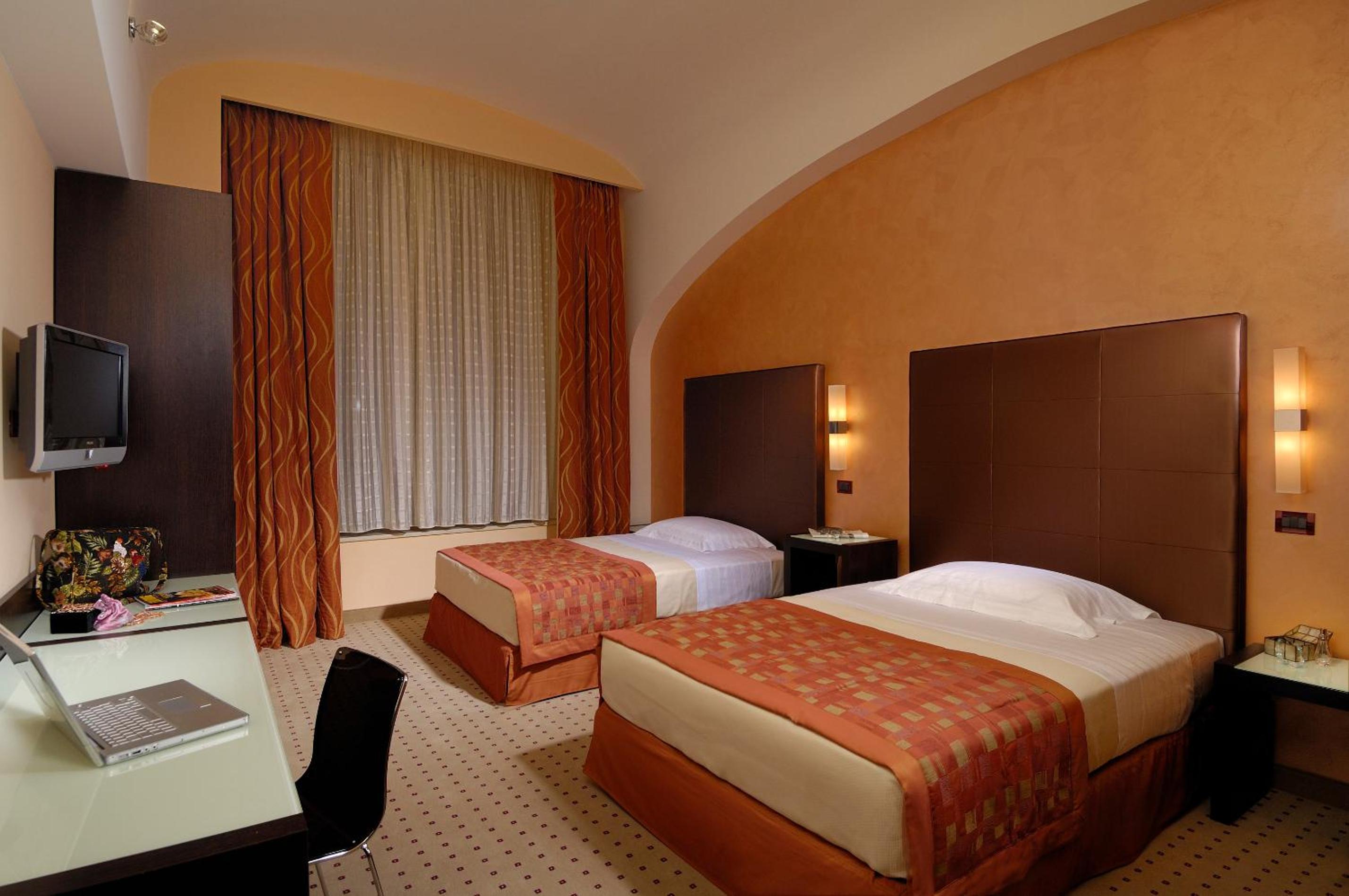 Executive Twin Room - Photo 4