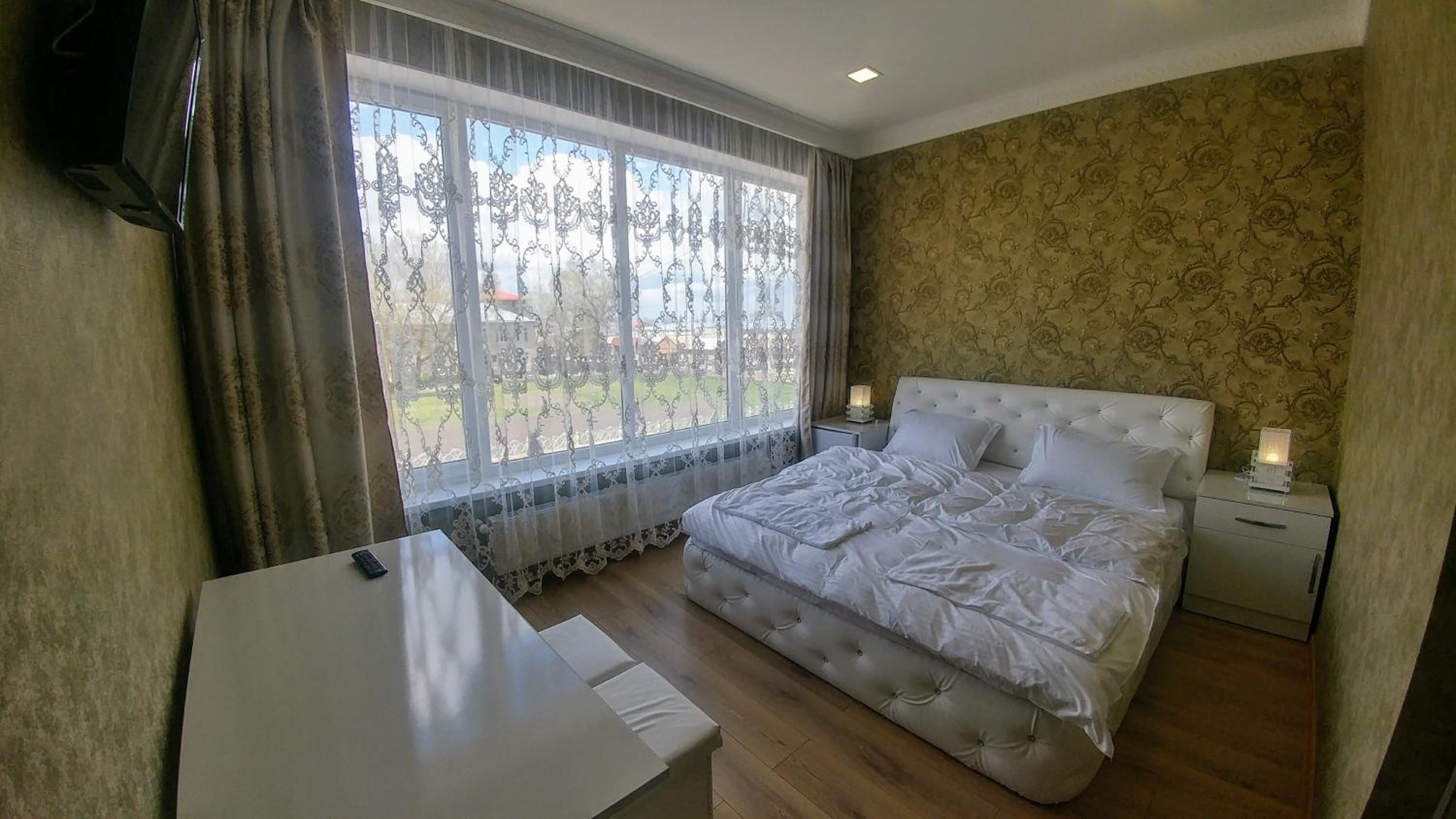 Deluxe Double Room (2 Adults + 1 Child)
