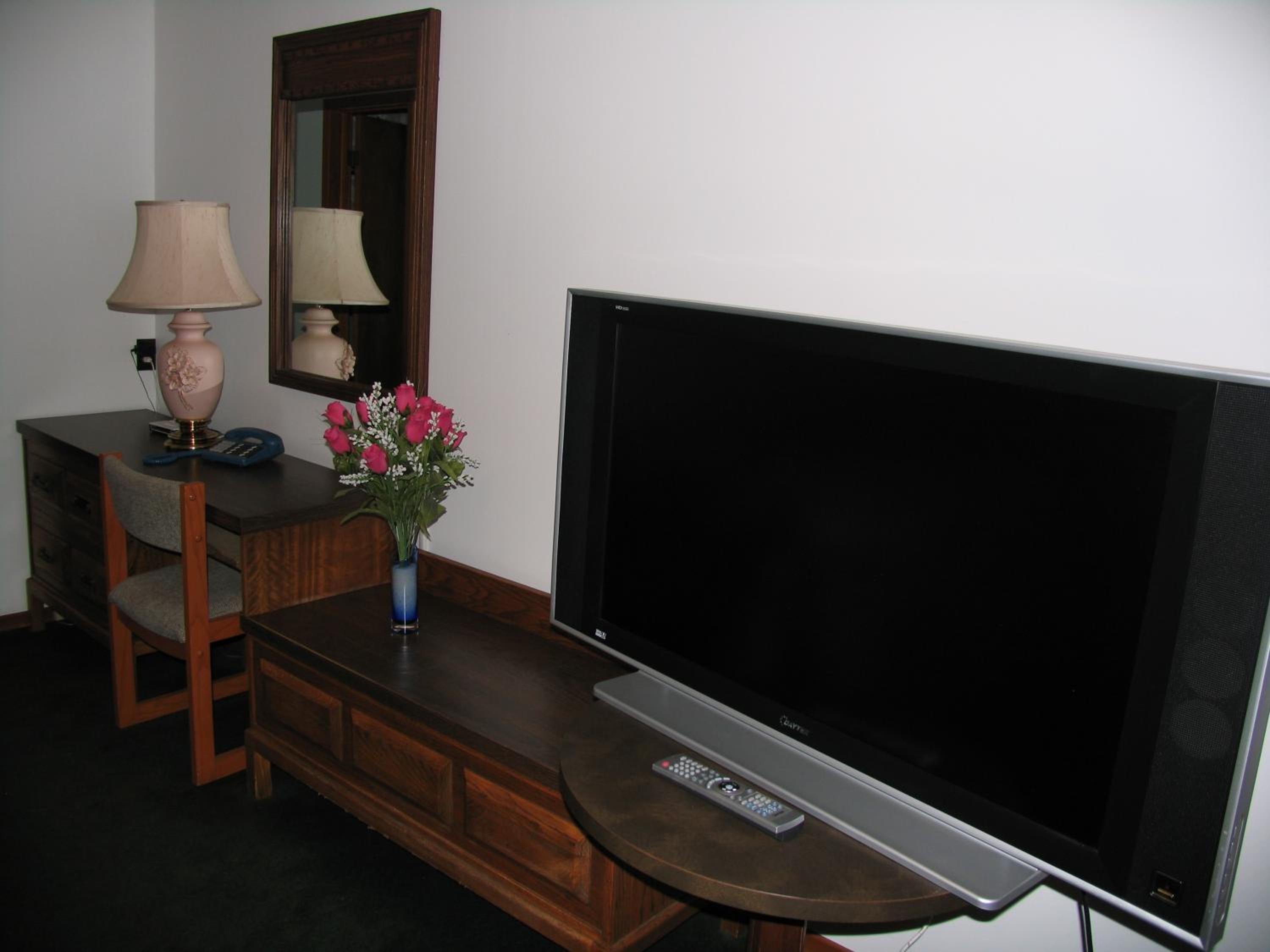 Queen Room with Two Queen Beds - Photo 3