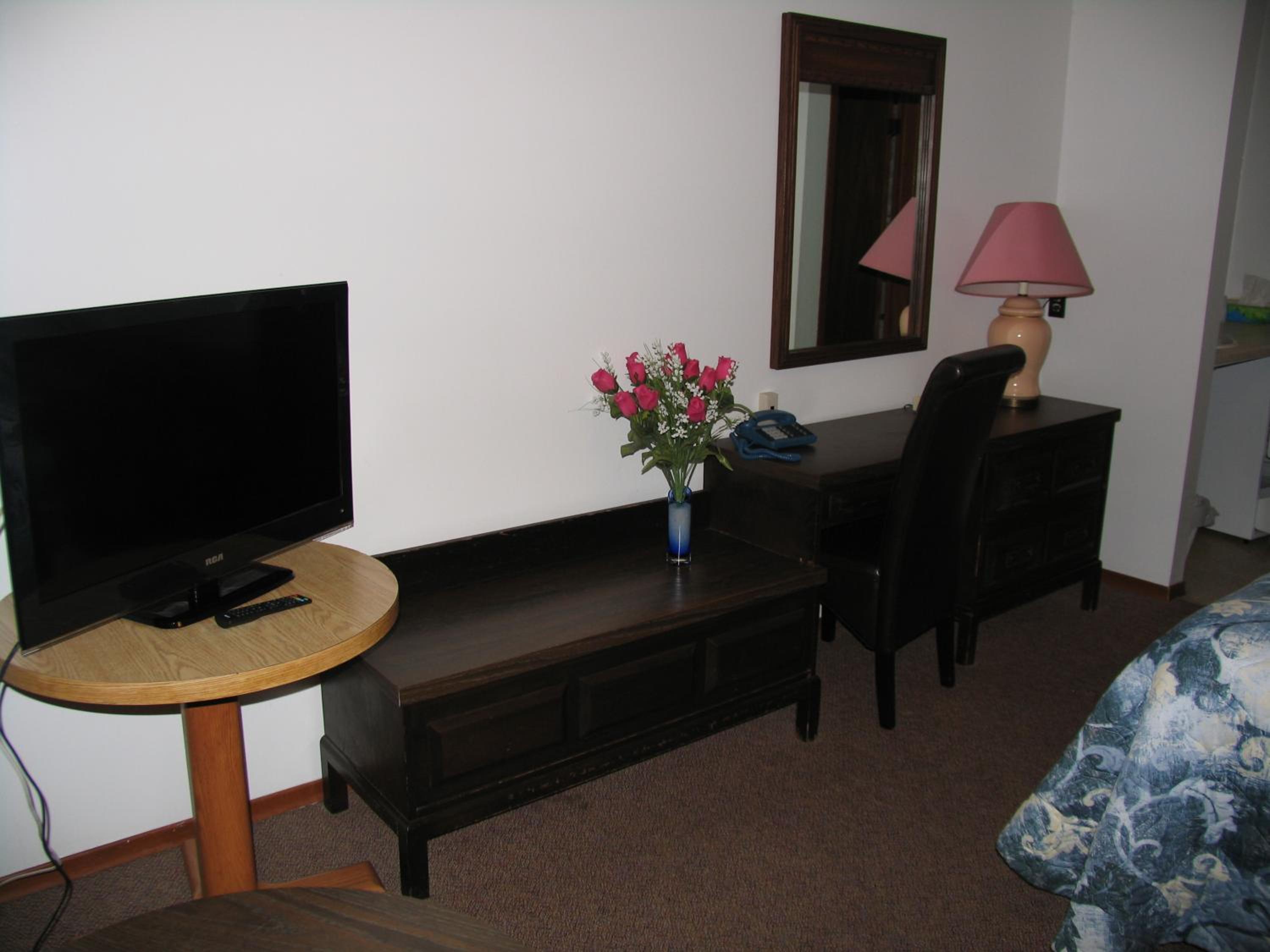 Queen Room with Two Queen Beds - Photo 4
