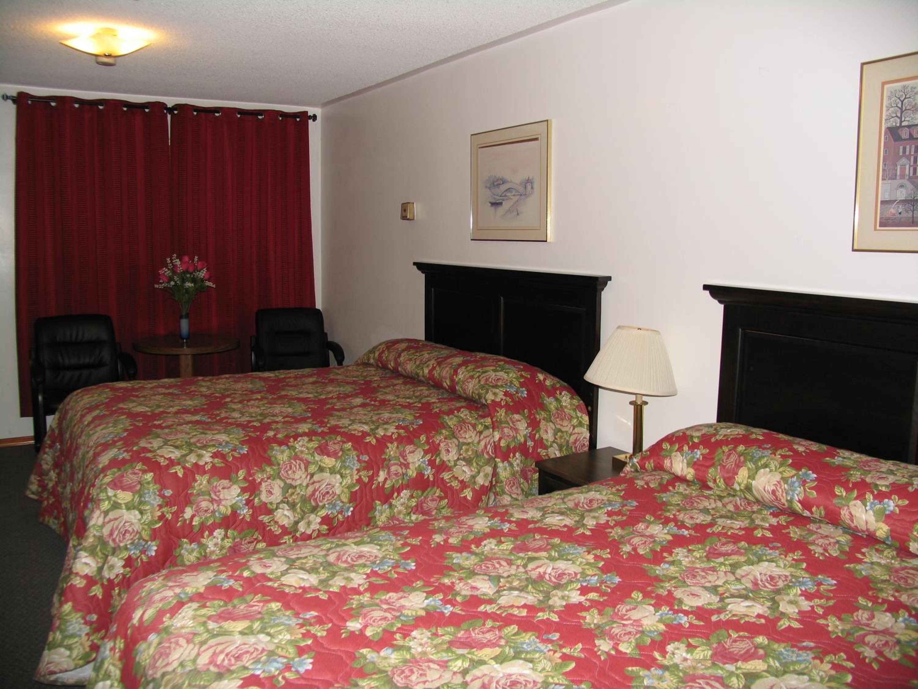 Queen Room with Two Queen Beds - Photo 2