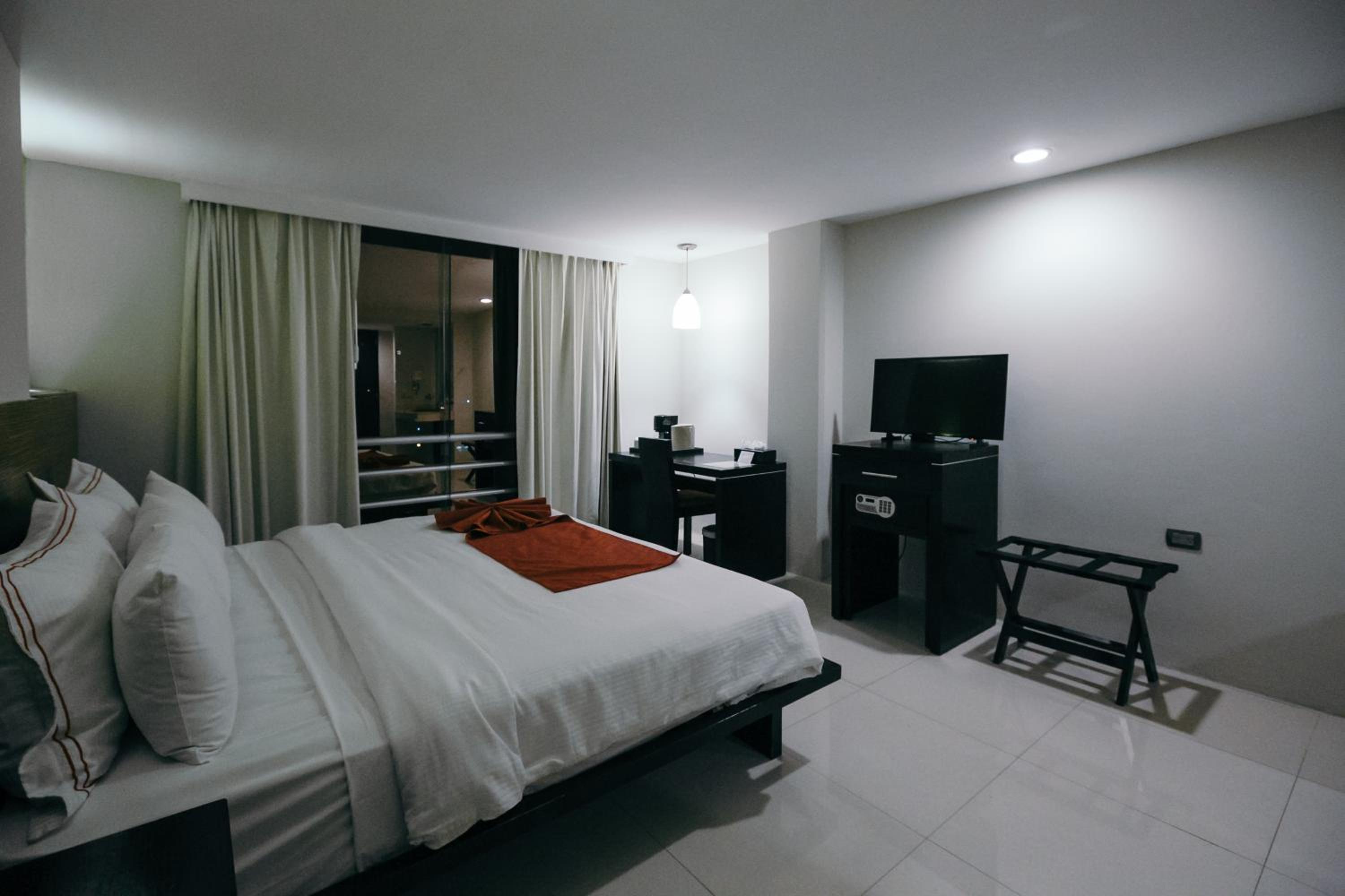 Deluxe King Room photo 2