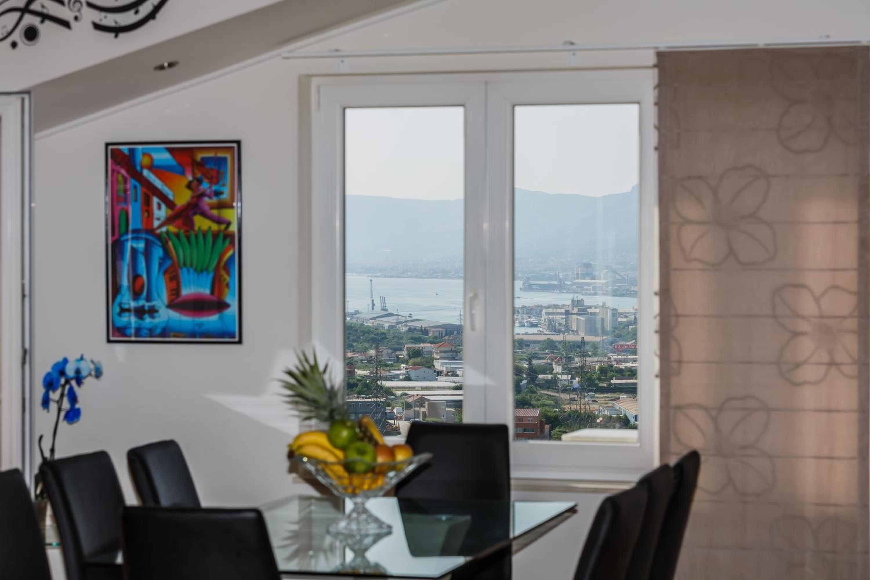 Four-Bedroom Apartment with Sea View - Photo 22