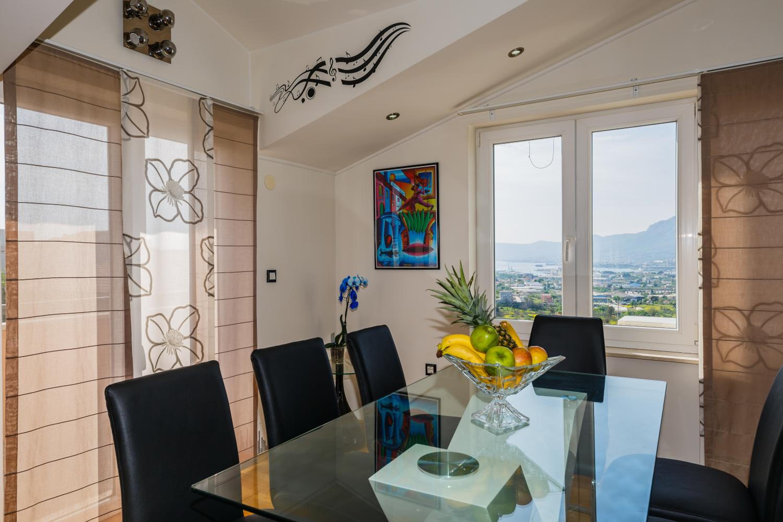 Four-Bedroom Apartment with Sea View - Photo 23