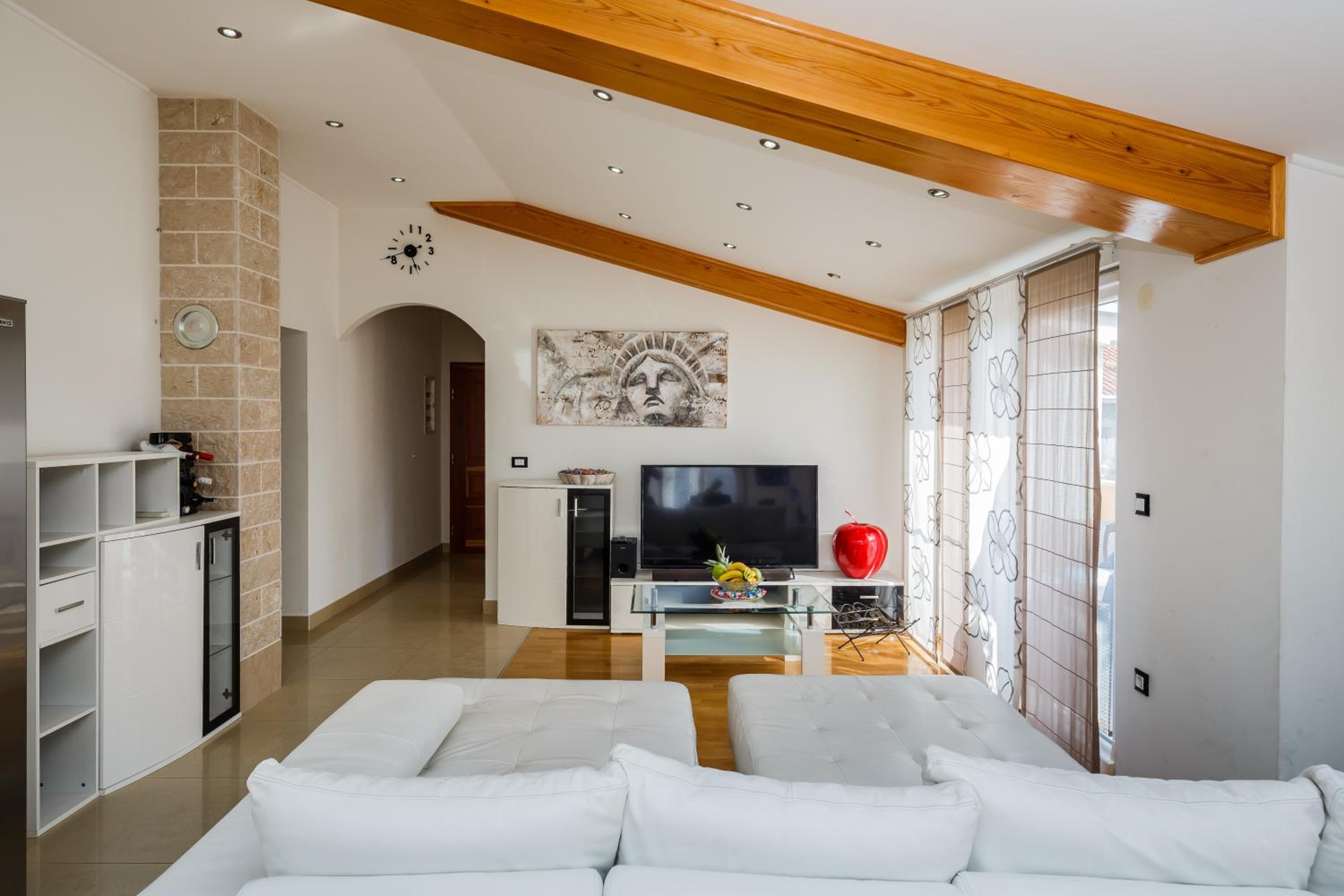 Four-Bedroom Apartment with Sea View - Photo 25