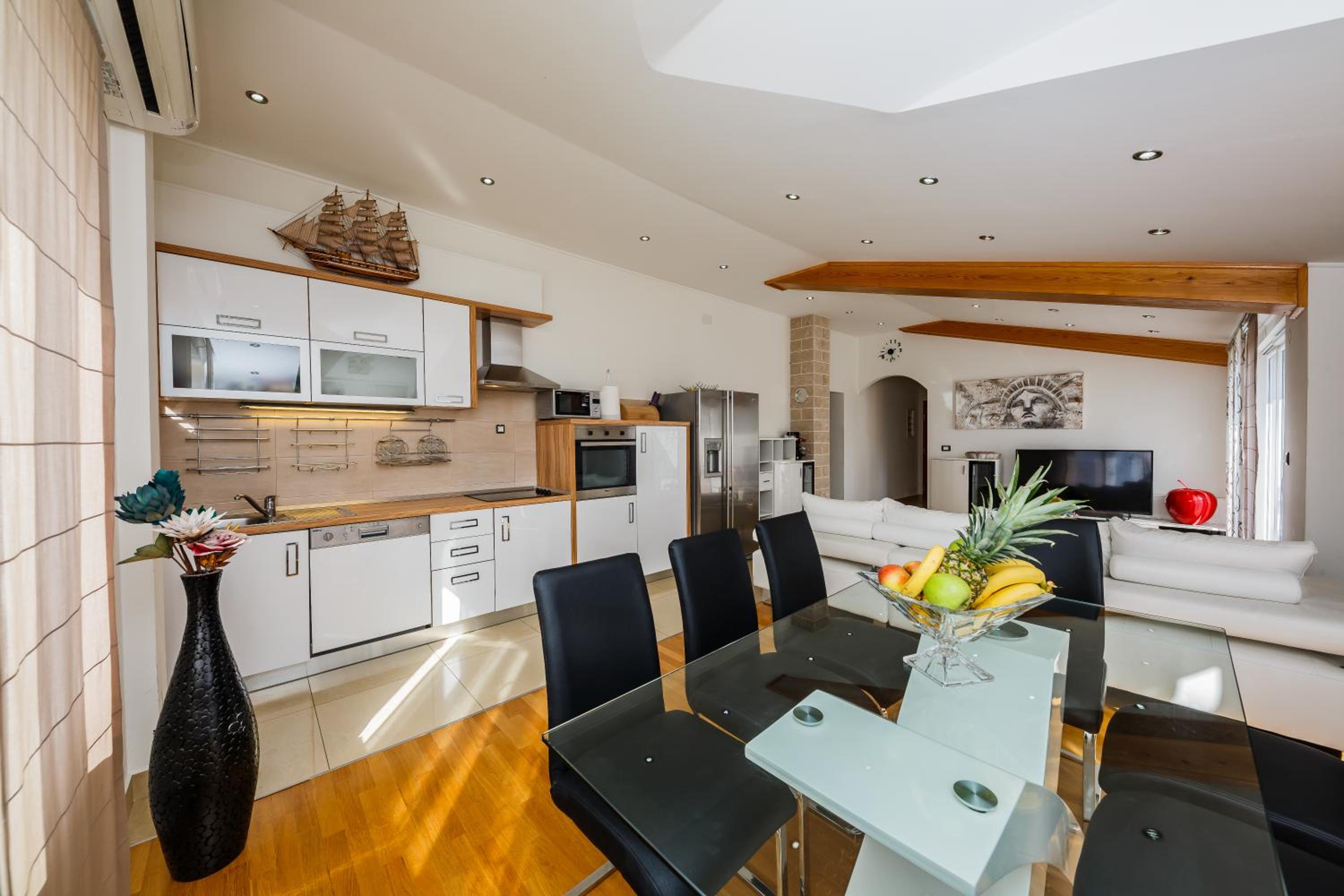 Four-Bedroom Apartment with Sea View - Photo 26