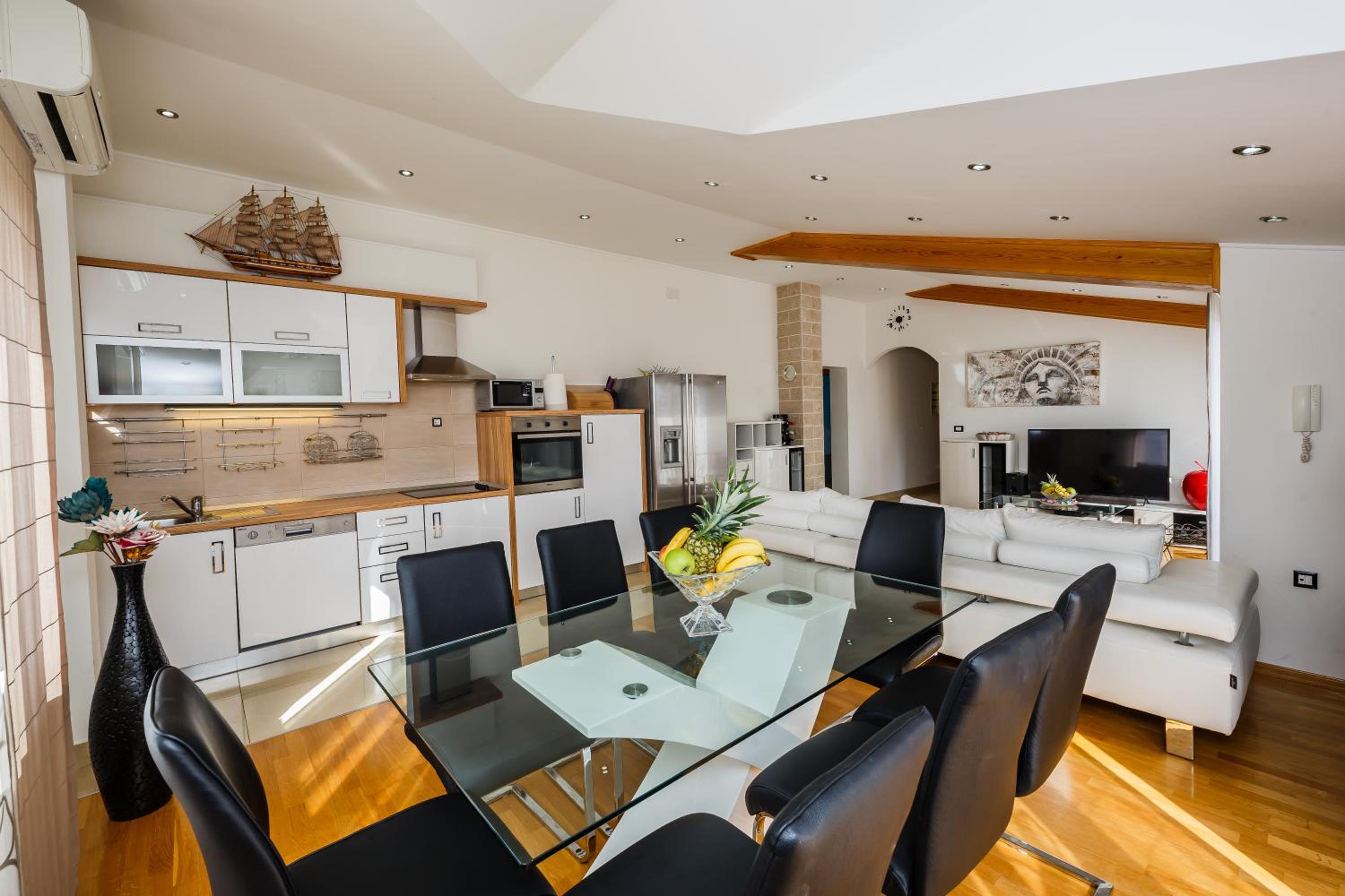 Four-Bedroom Apartment with Sea View - Photo 27