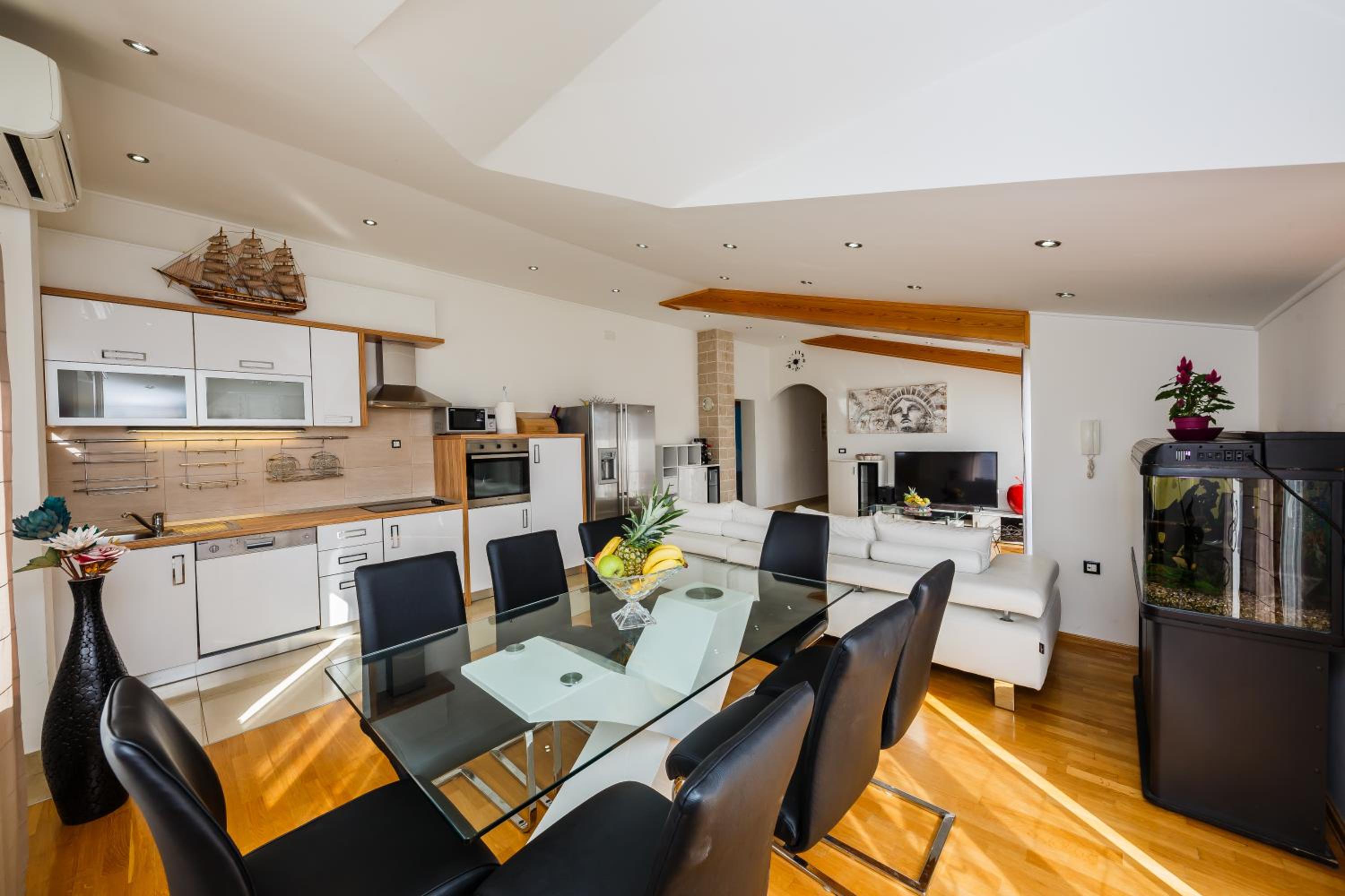 Four-Bedroom Apartment with Sea View - Photo 28