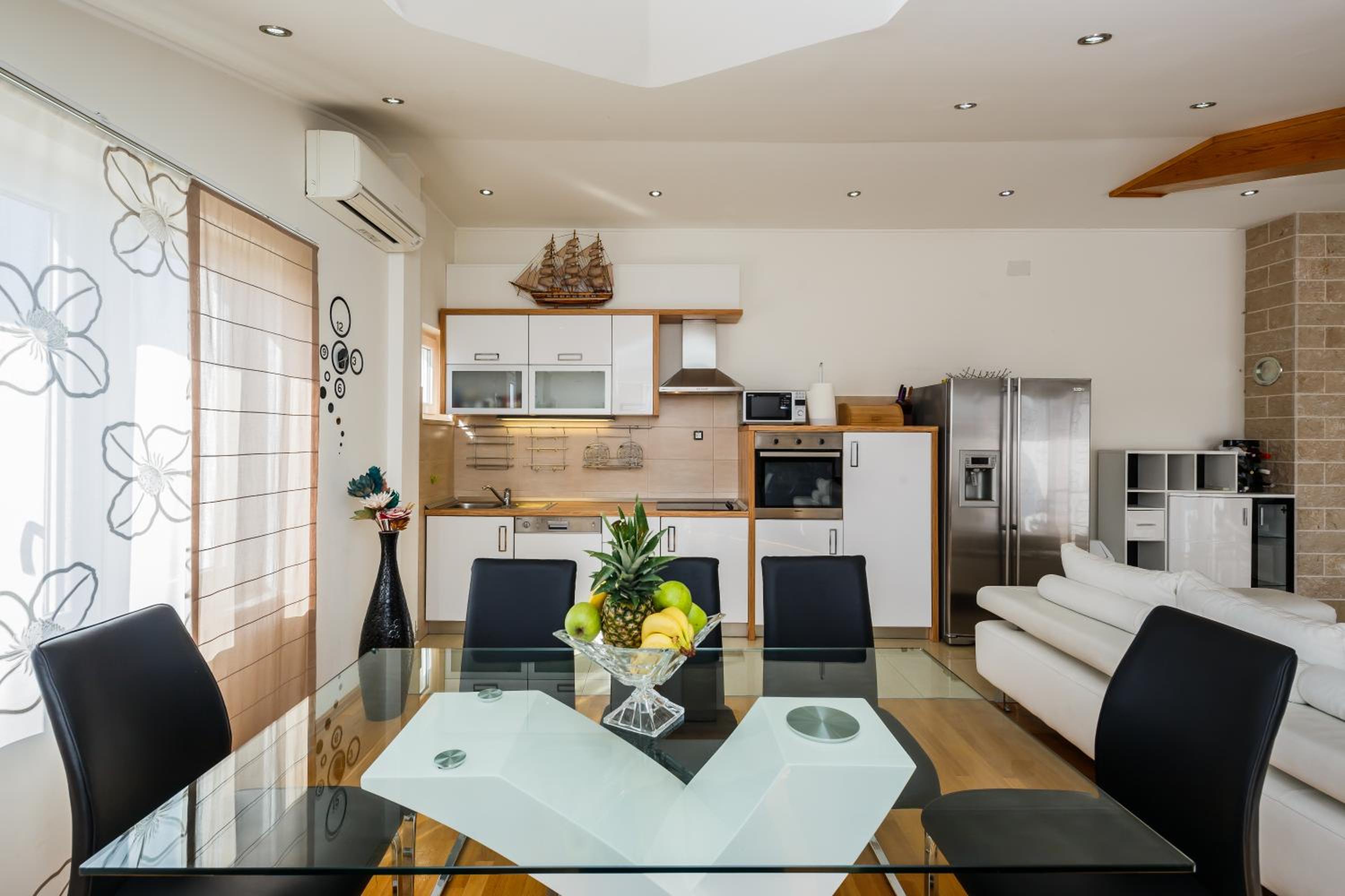 Four-Bedroom Apartment with Sea View - Photo 29