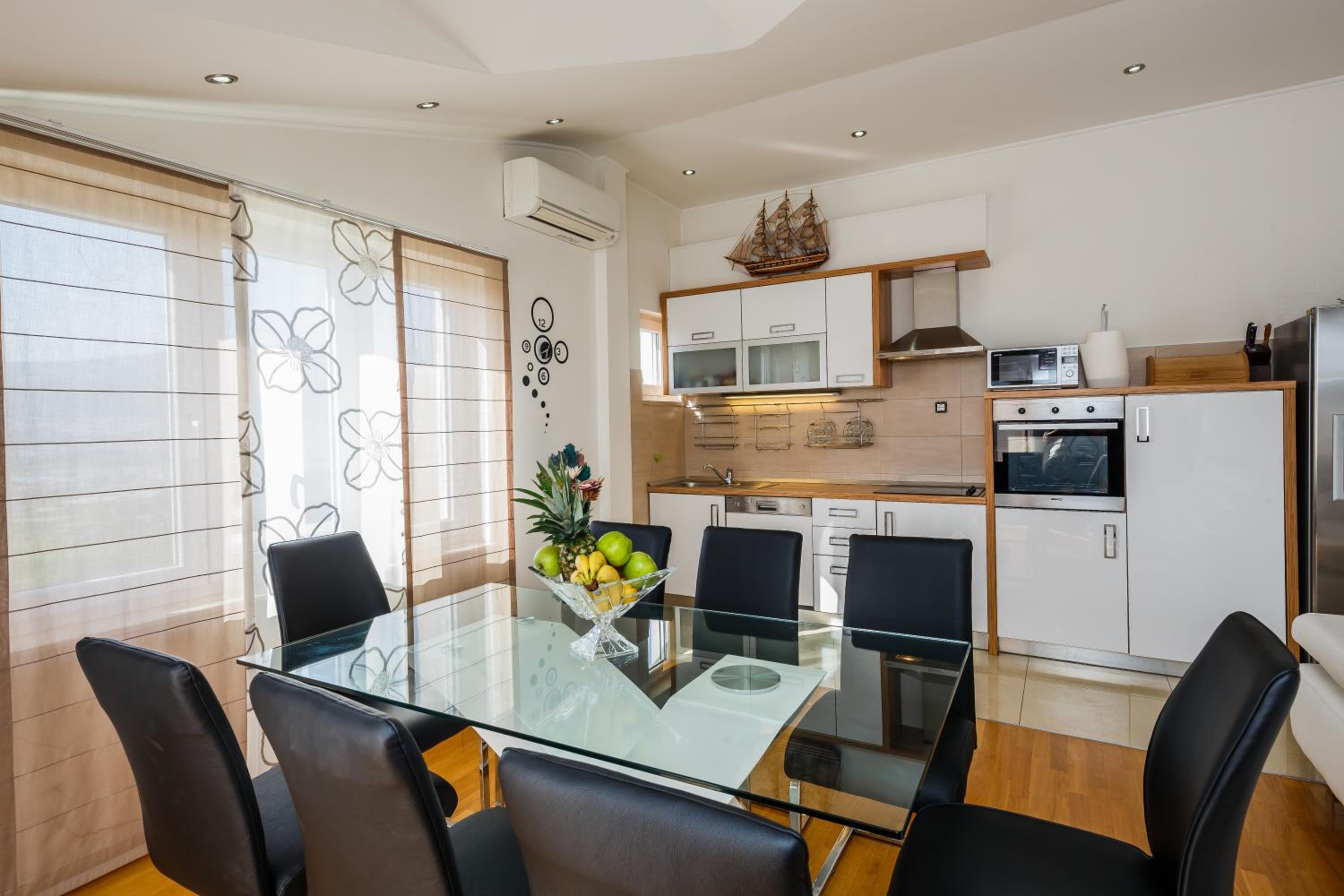 Four-Bedroom Apartment with Sea View - Photo 30