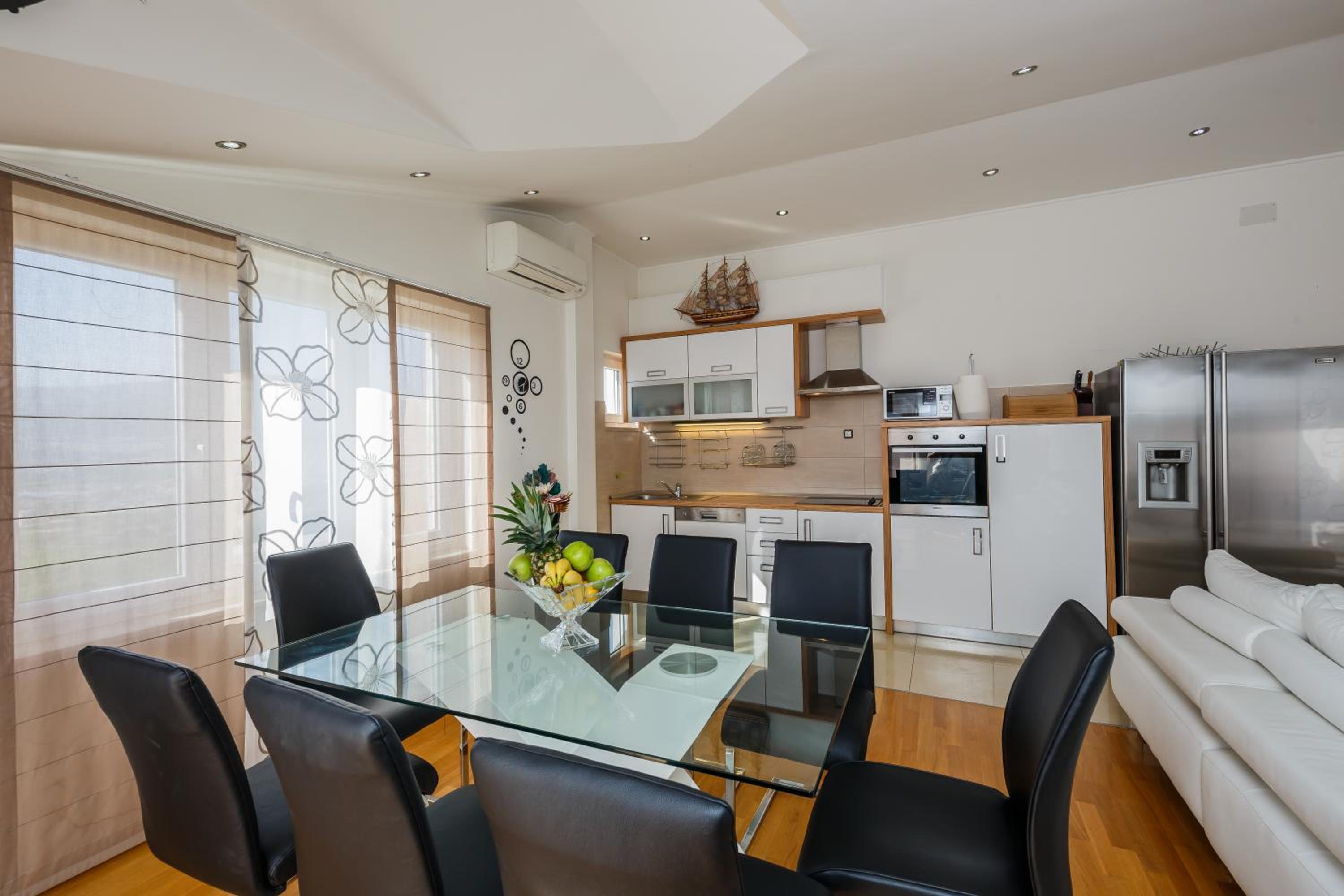 Four-Bedroom Apartment with Sea View - Photo 31
