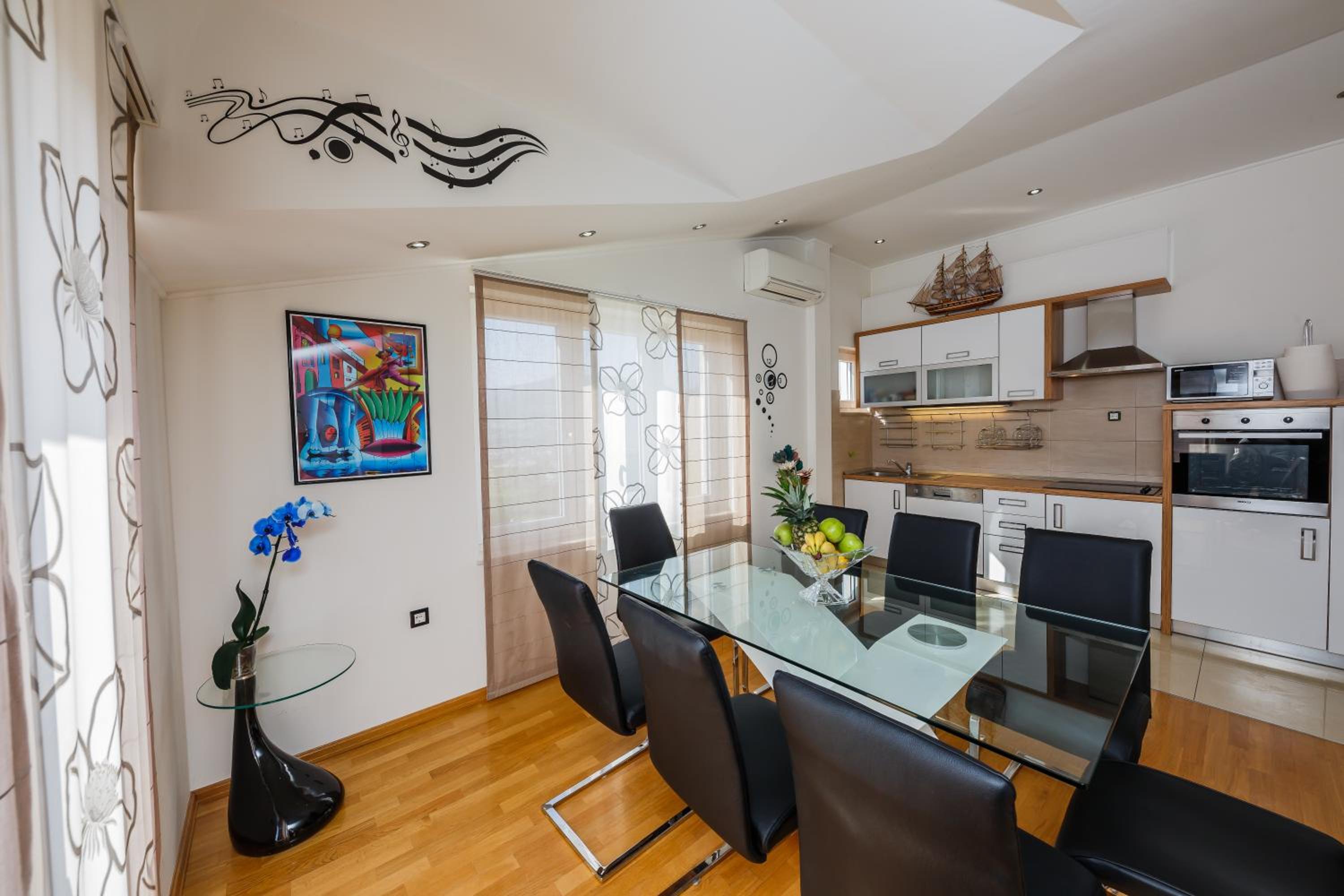 Four-Bedroom Apartment with Sea View - Photo 32